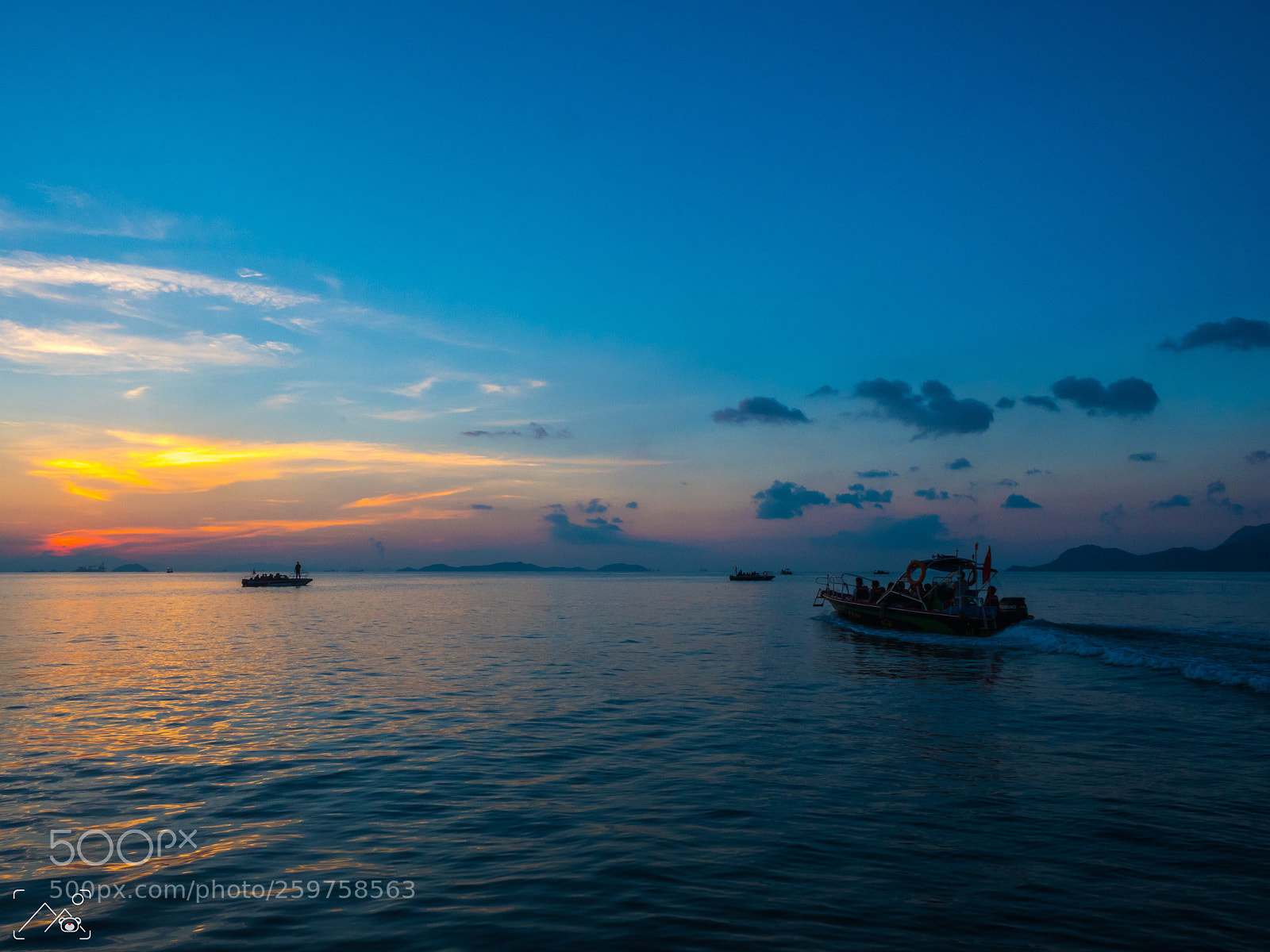 Olympus OM-D E-M5 II sample photo. Colorful seaside photography