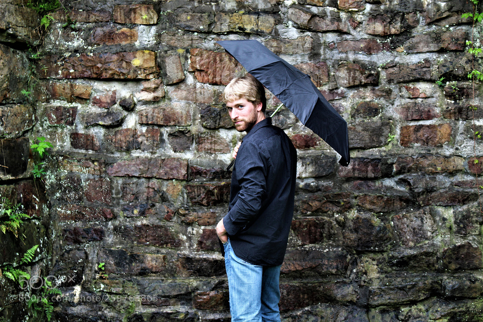 Canon EOS 100D (EOS Rebel SL1 / EOS Kiss X7) sample photo. Umbrella man photography