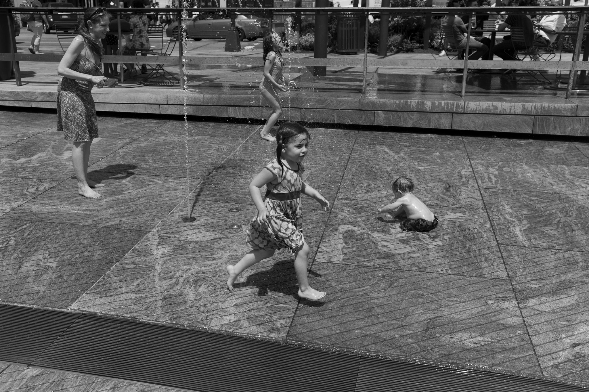 Leica M-Monochrom sample photo. At the fountain photography