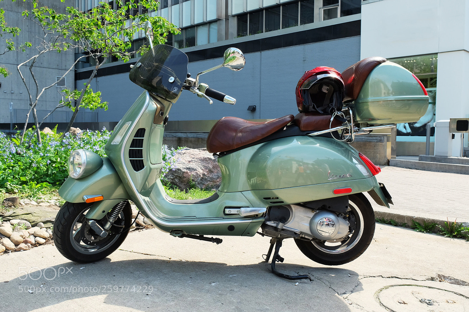 Fujifilm X-T10 sample photo. Vespa in yorkville photography