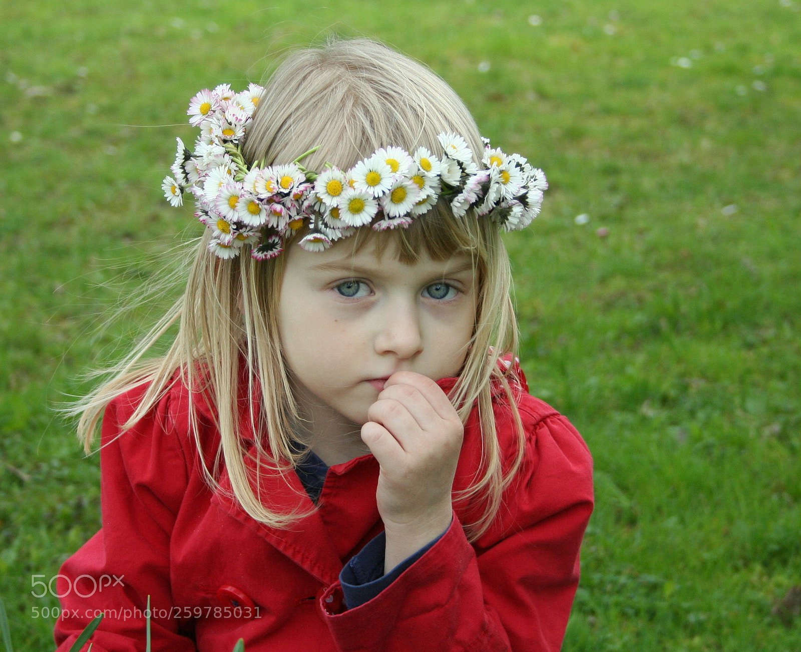 Canon EOS 350D (EOS Digital Rebel XT / EOS Kiss Digital N) sample photo. A thoughtful little girl photography