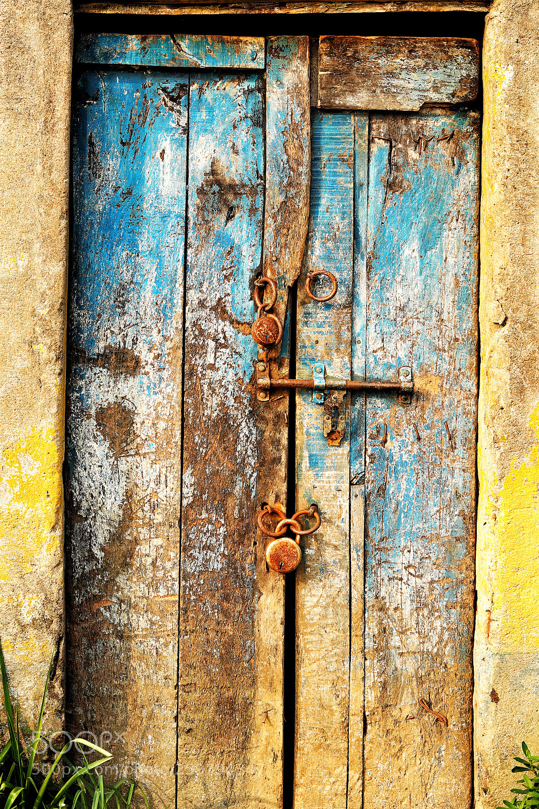 Canon EOS 800D (EOS Rebel T7i / EOS Kiss X9i) sample photo. Decayed door photography