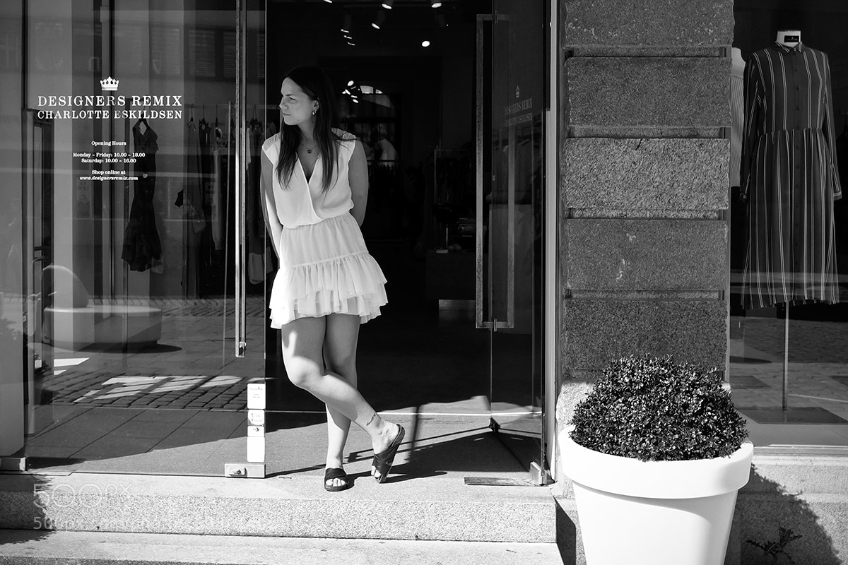 Fujifilm X-Pro2 sample photo. Watching for customers photography