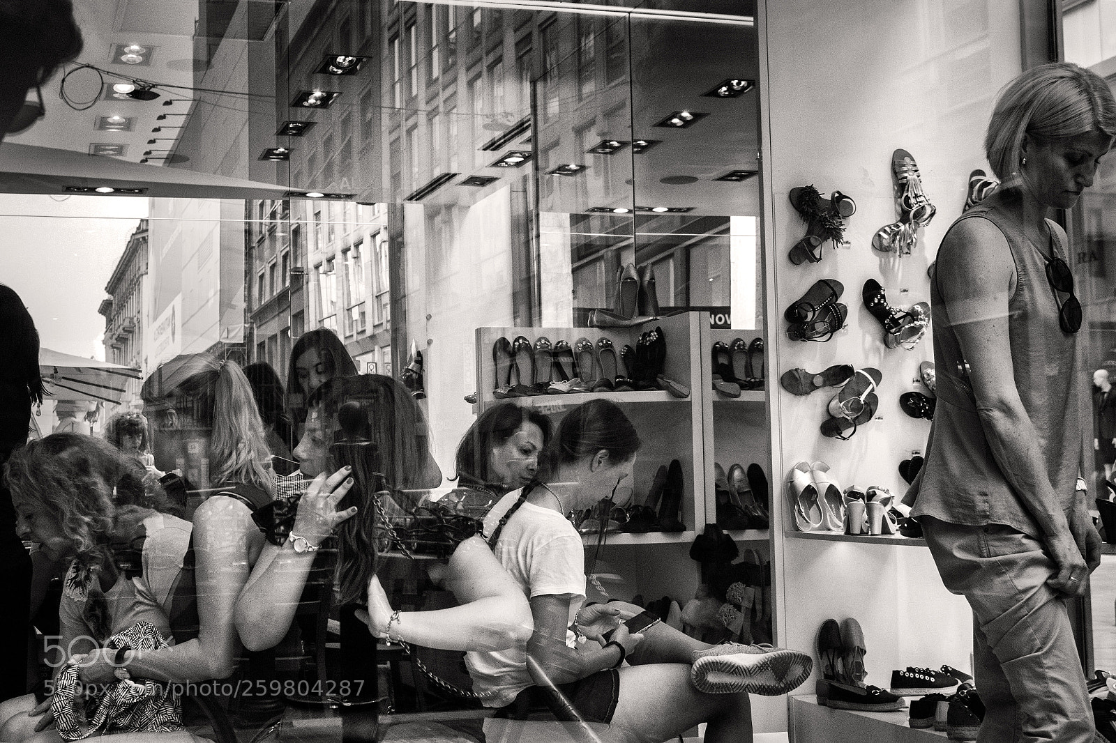 Canon EOS 1300D (EOS Rebel T6 / EOS Kiss X80) sample photo. Reflections in a shoe photography
