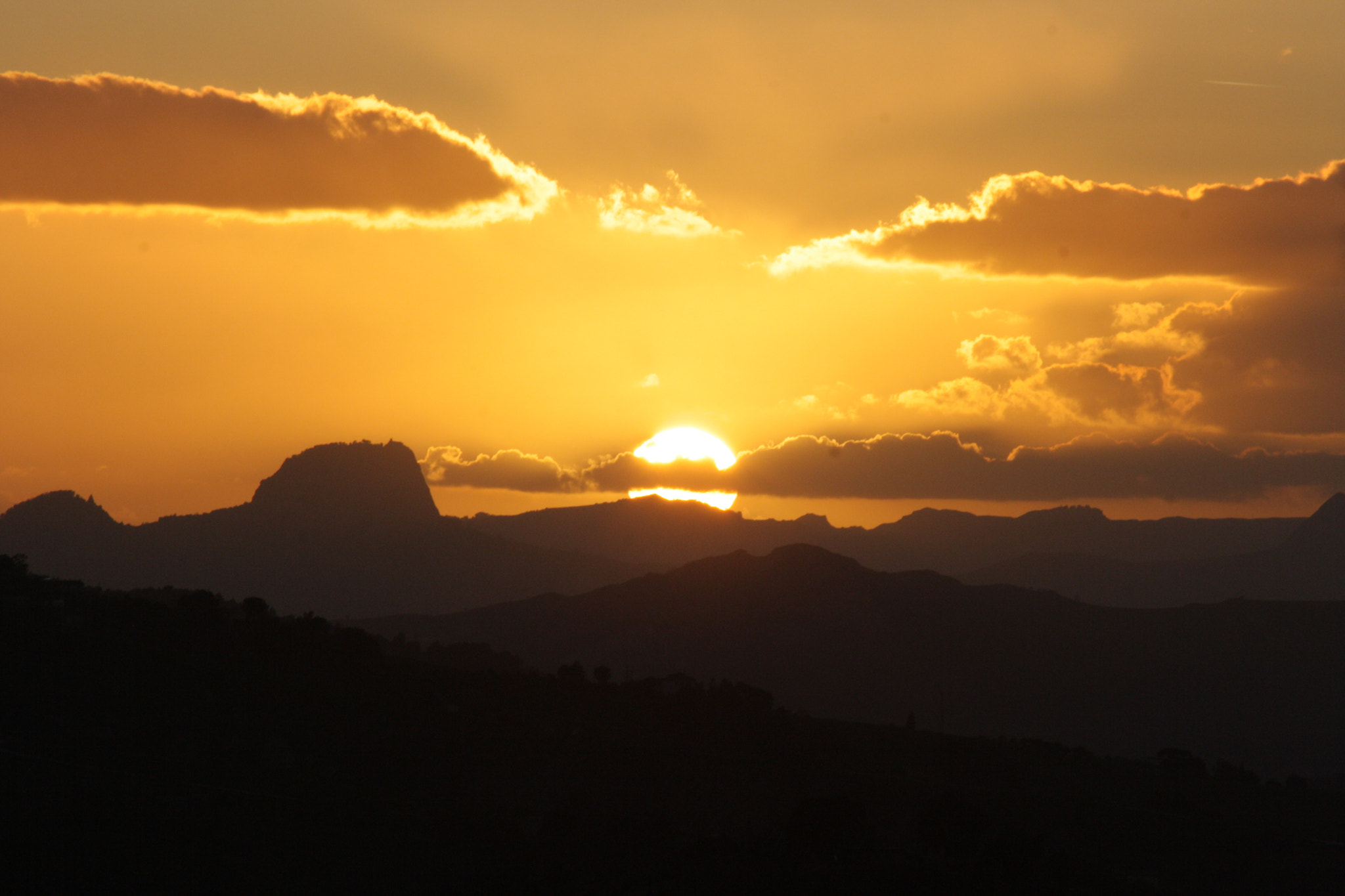 Canon EOS 1000D (EOS Digital Rebel XS / EOS Kiss F) sample photo. Cloudy sunset photography