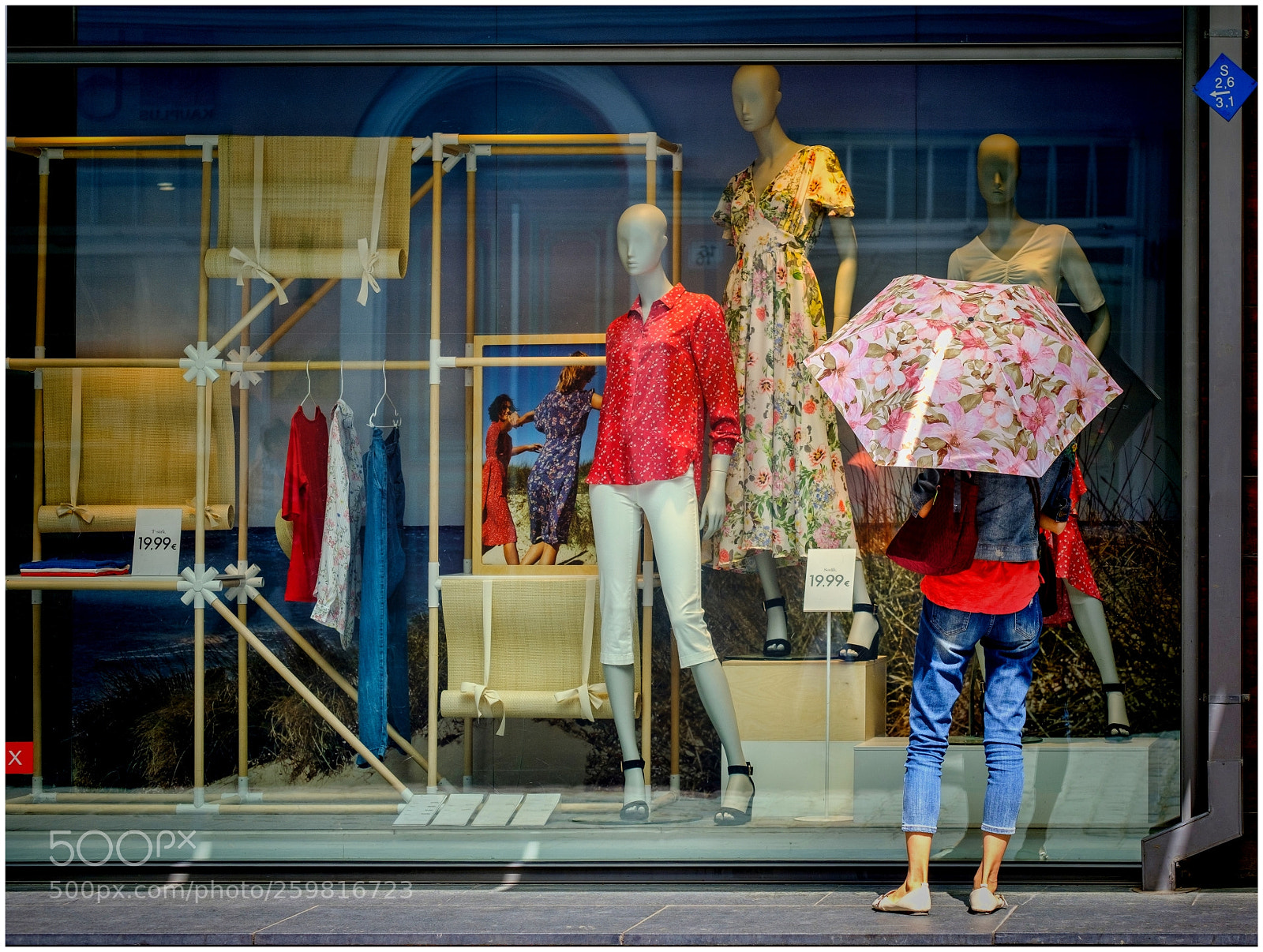 Fujifilm X-T20 sample photo. Window shopping photography