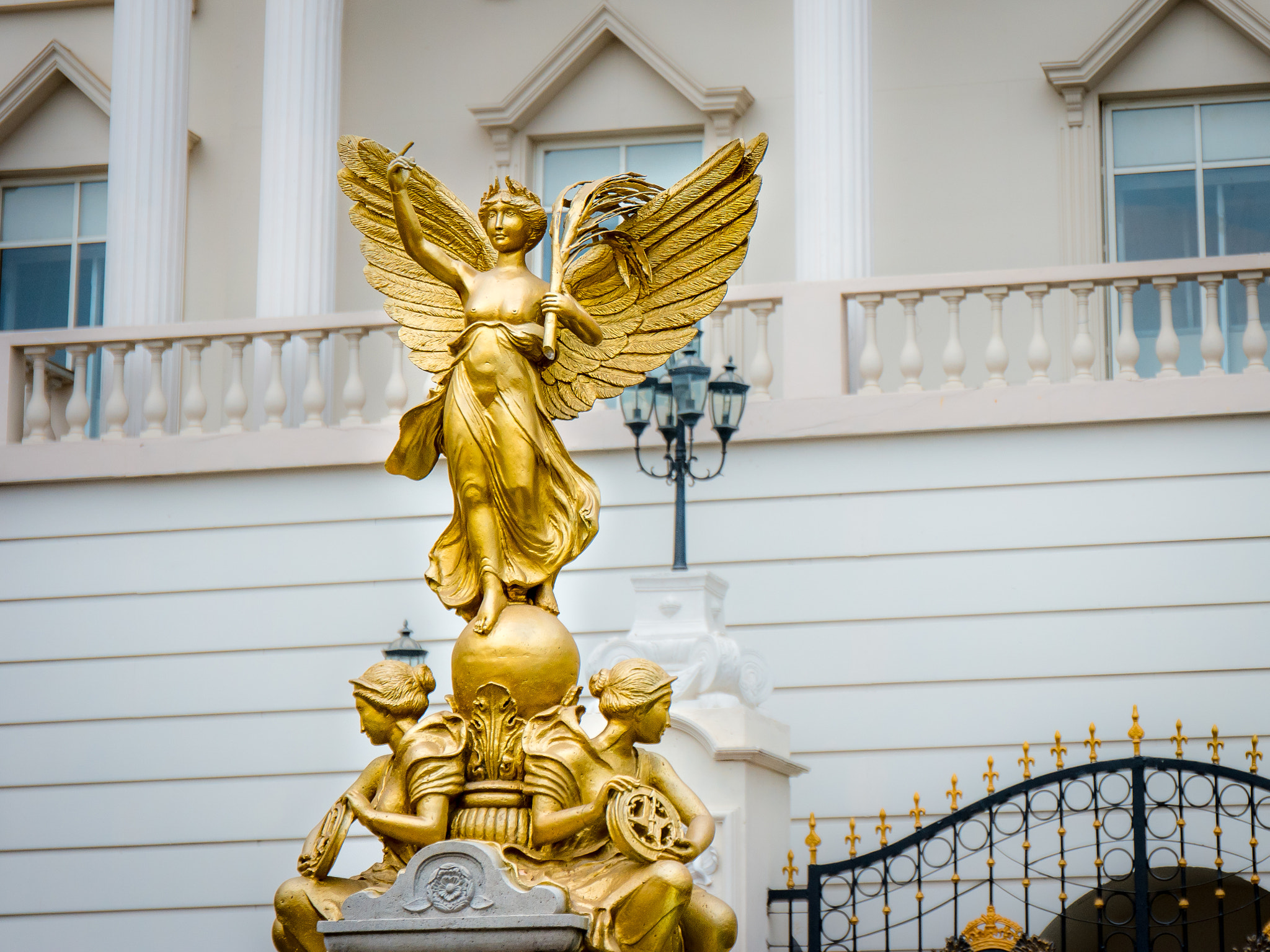 Samsung NX1 sample photo. Gold colored statue photography