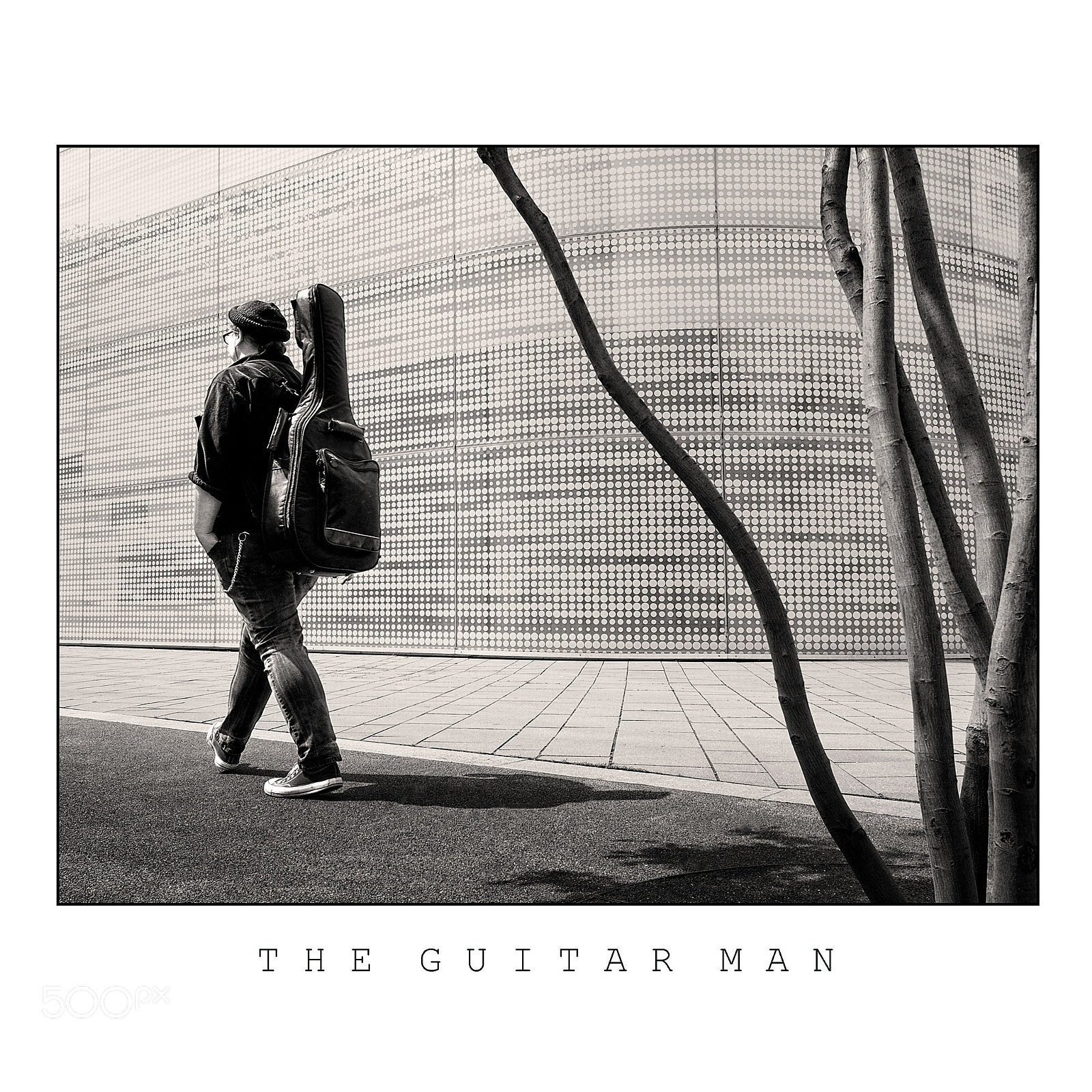 Olympus PEN-F sample photo. The guitar man photography