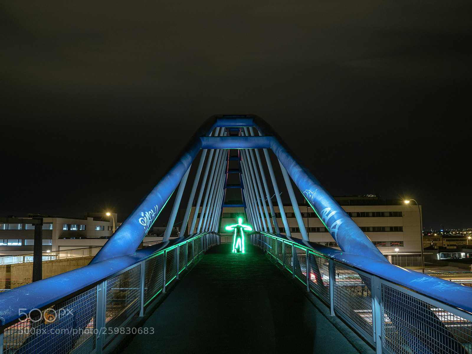 Olympus OM-D E-M1 Mark II sample photo. Alien cruzando un puente photography