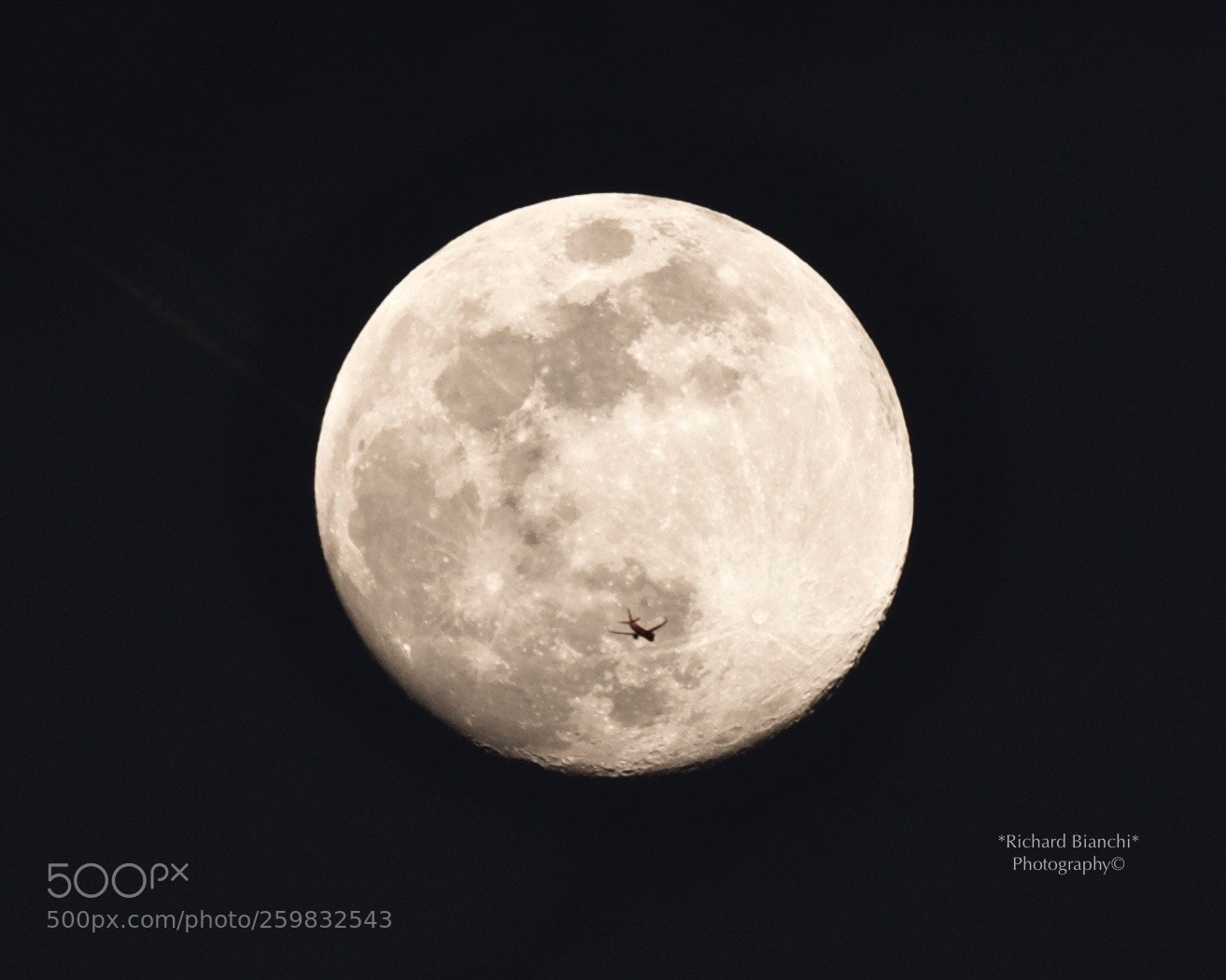 Canon EOS 5D Mark IV sample photo. Night flight photography
