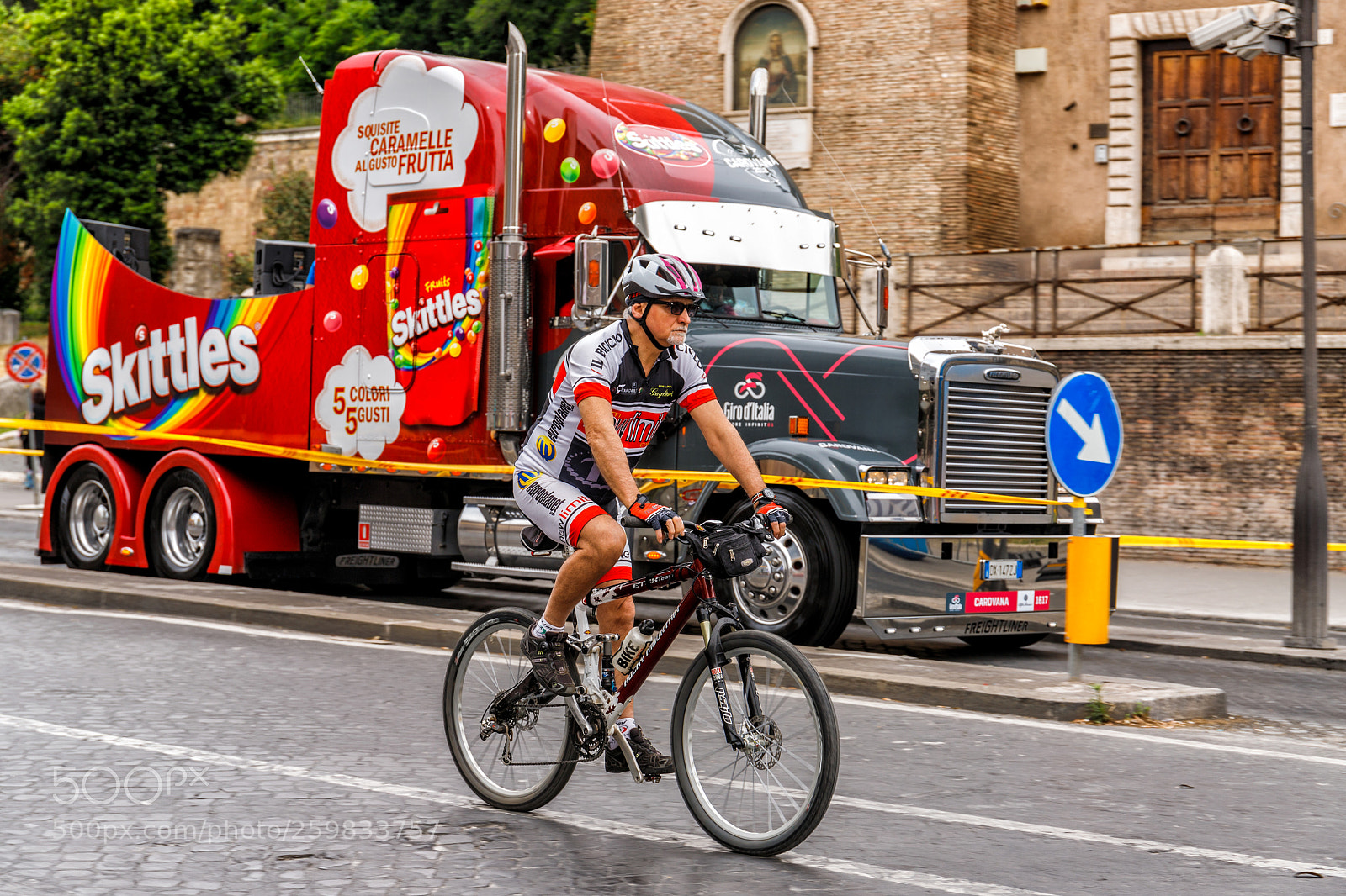 Canon EOS 6D Mark II sample photo. Man on a bicycle photography