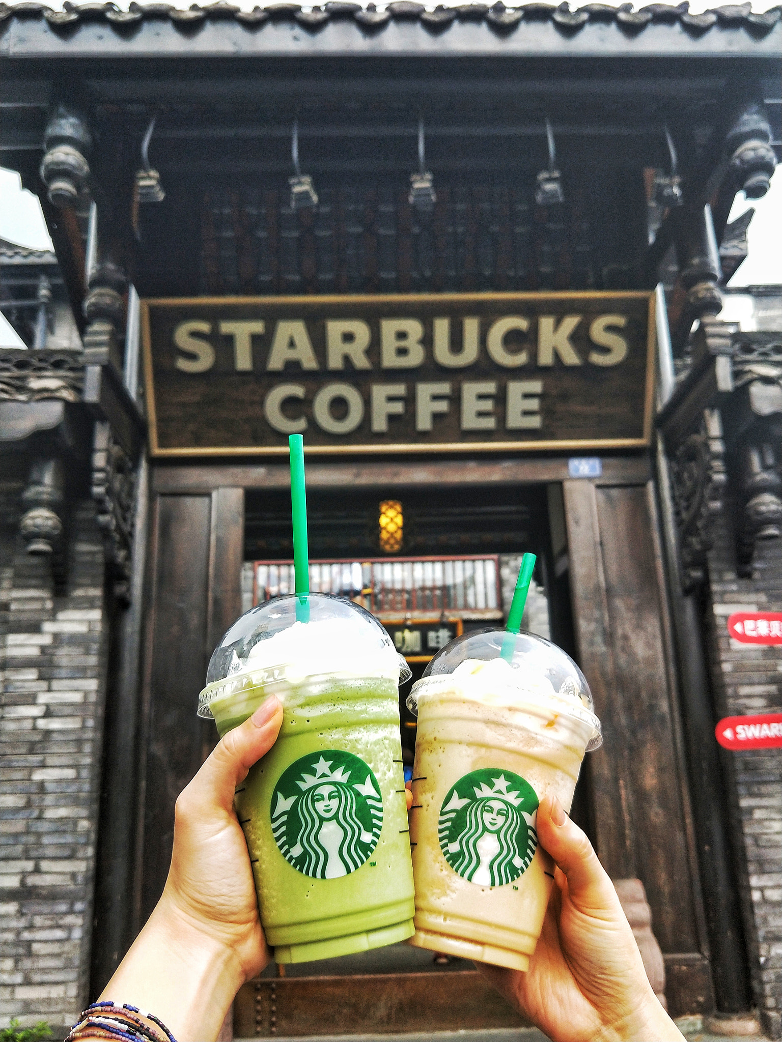 OPPO R11 sample photo. Starbucks in chengdu photography