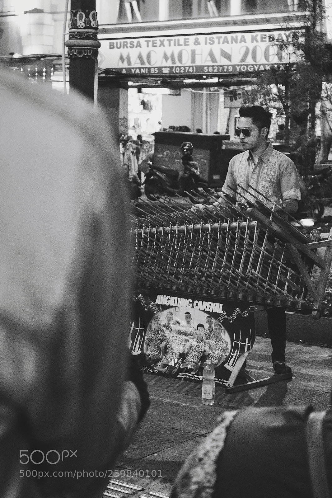 Canon EOS 750D (EOS Rebel T6i / EOS Kiss X8i) sample photo. Street performer photography
