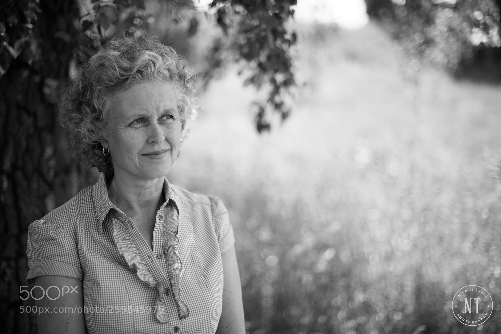 Nikon D750 sample photo. Beautiful woman reflecting photography