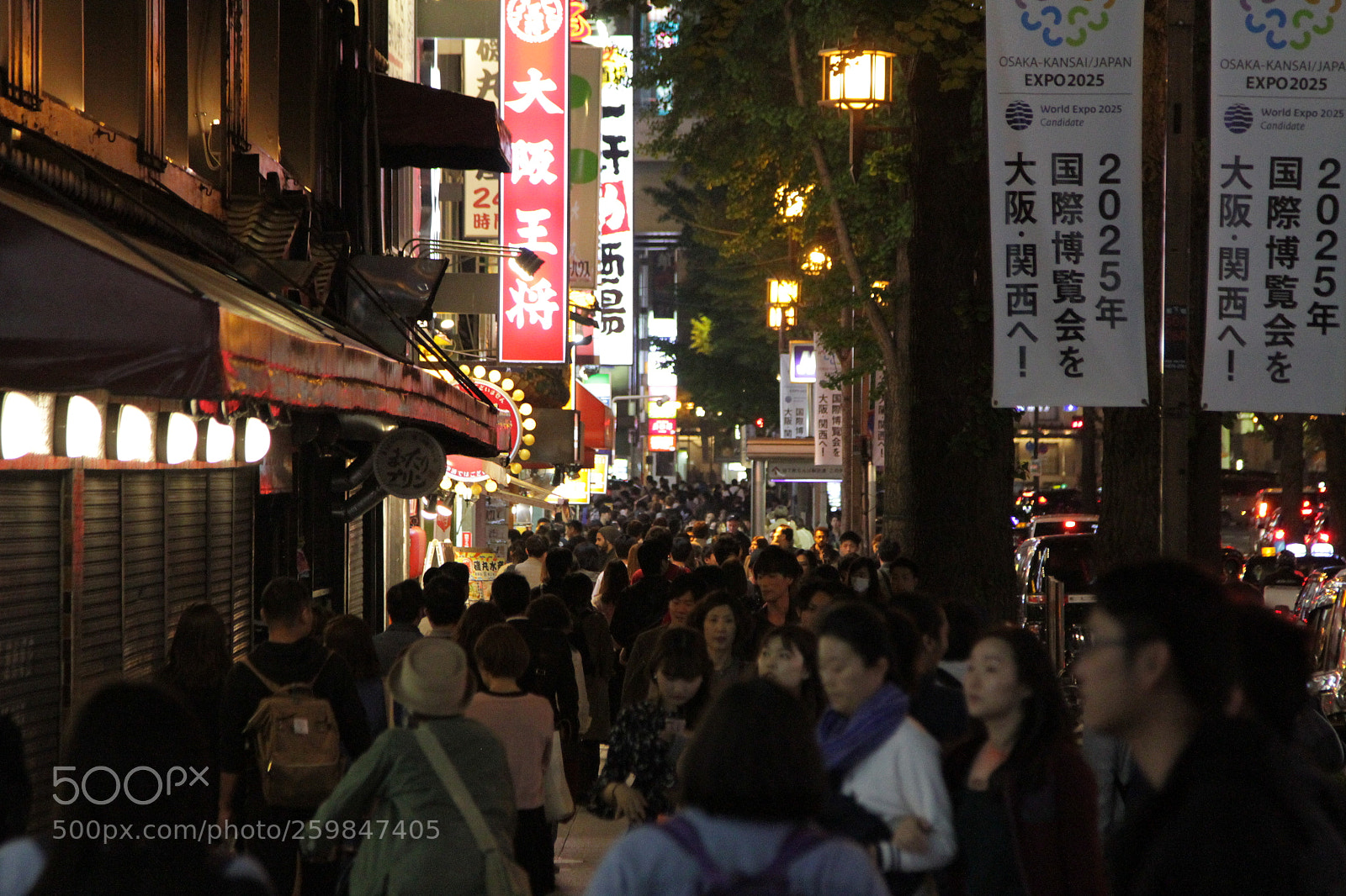 Canon EOS 7D + Canon EF 24-105mm F4L IS USM sample photo. Saturday night crowd photography