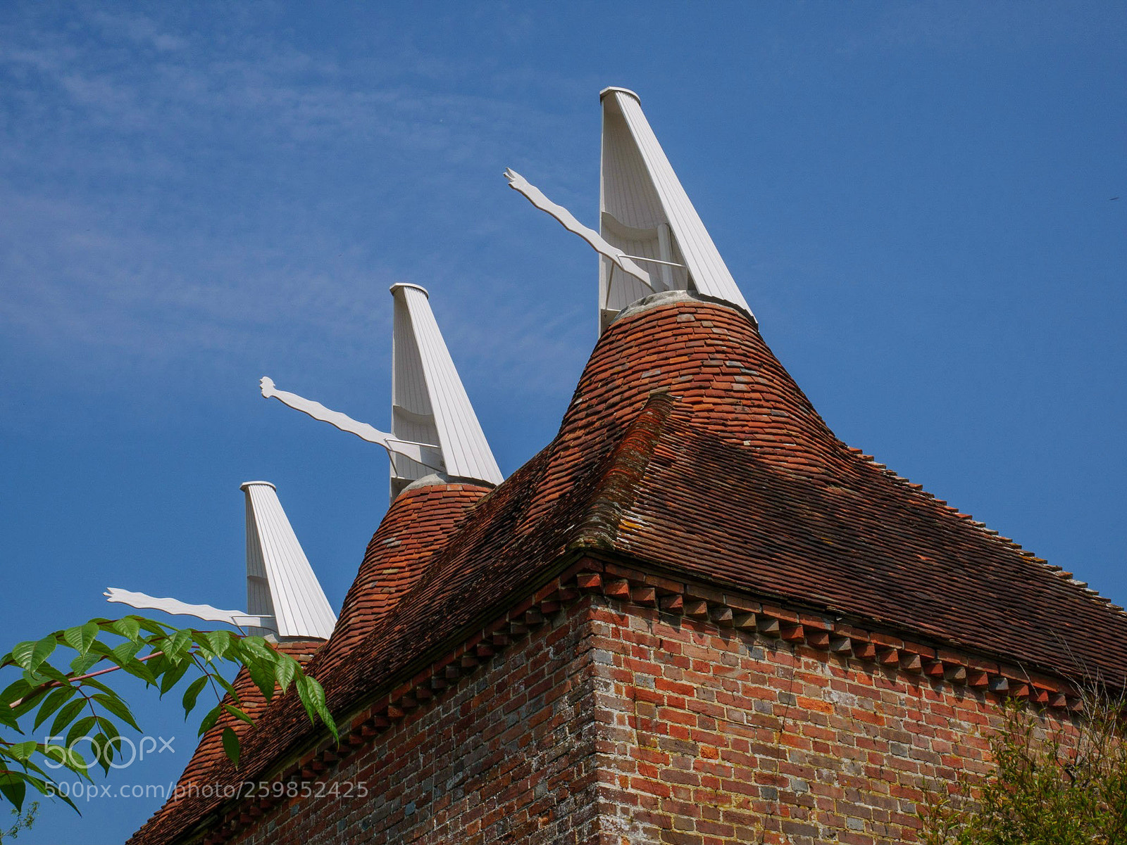 Panasonic Lumix DMC-GX85 (Lumix DMC-GX80 / Lumix DMC-GX7 Mark II) sample photo. Great dixter oast house photography