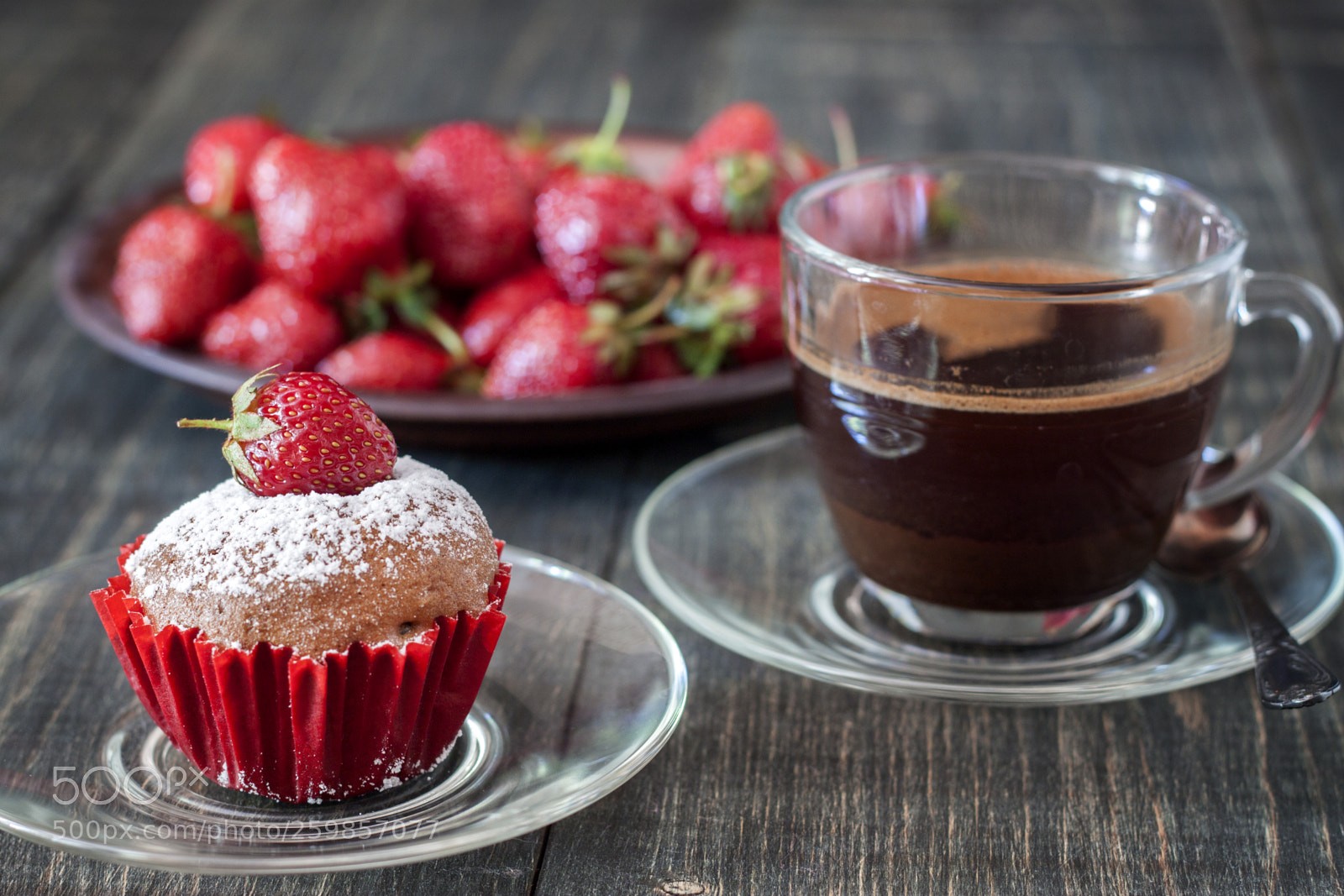 Canon EOS 500D (EOS Rebel T1i / EOS Kiss X3) sample photo. Cupcakes on a wooden photography