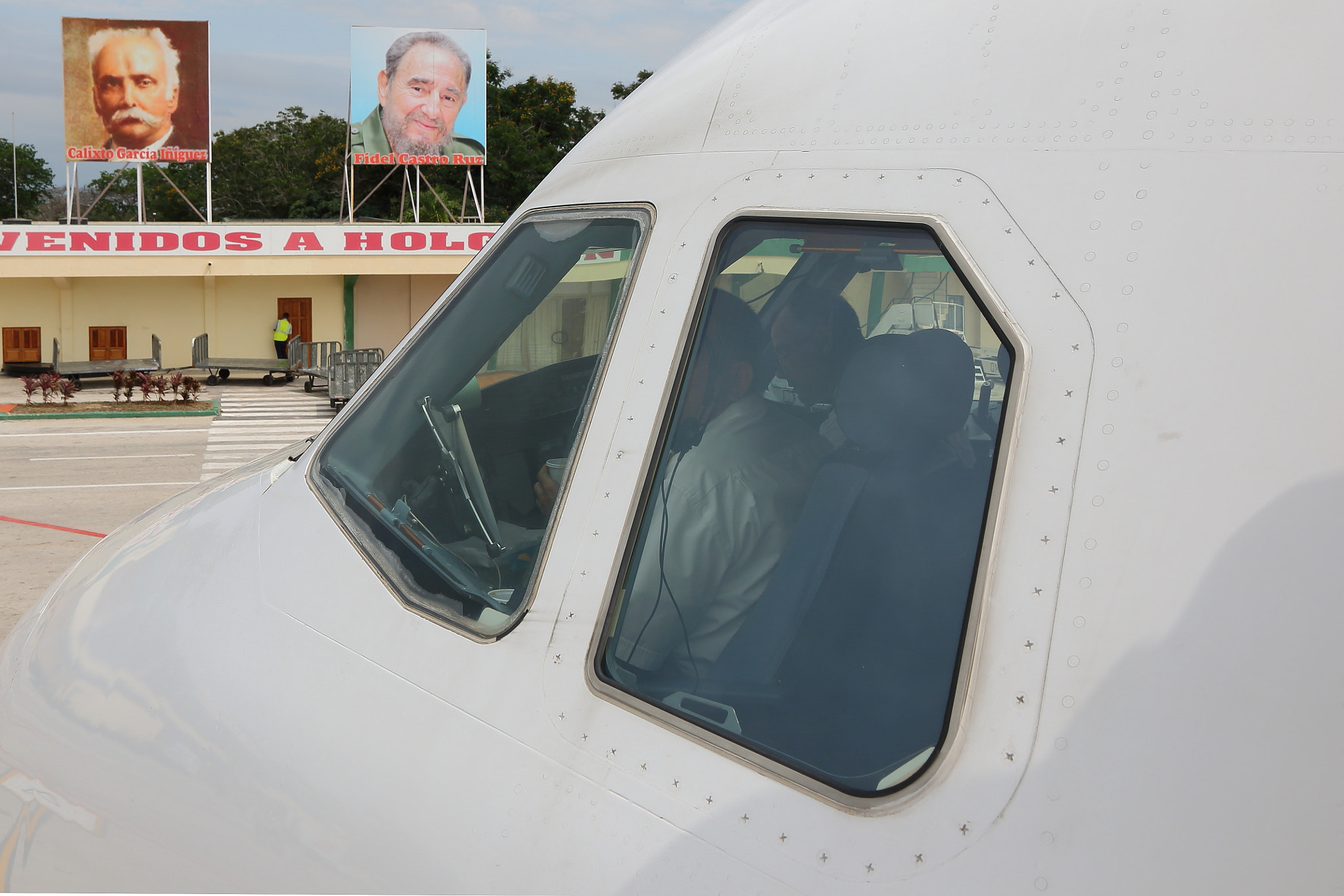 Canon EF-S 15-85mm F3.5-5.6 IS USM sample photo. Castro greeting at holguin frank pais airport photography