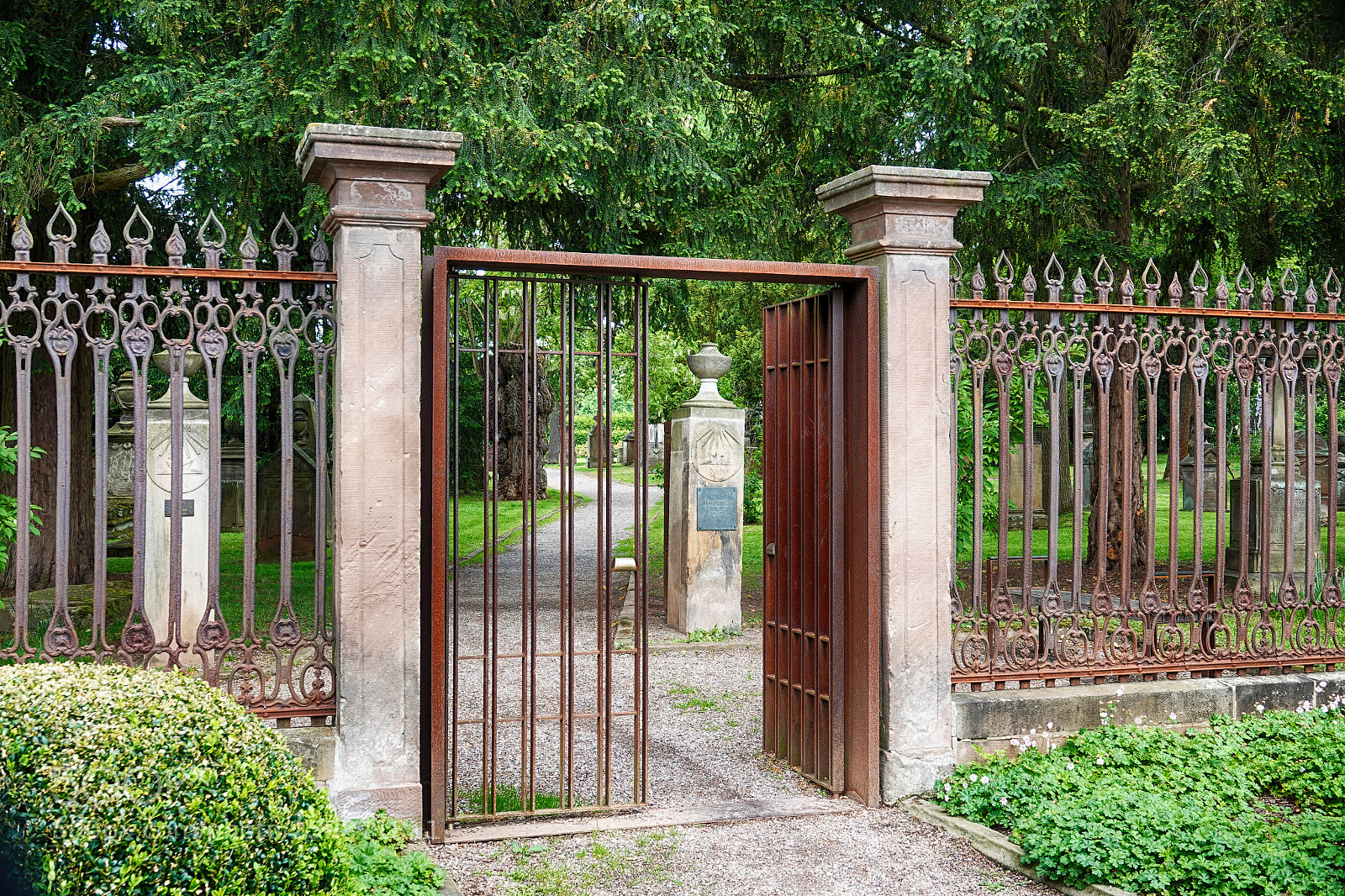 Sony Cyber-shot DSC-RX10 IV sample photo. Alter friedhof in bad photography