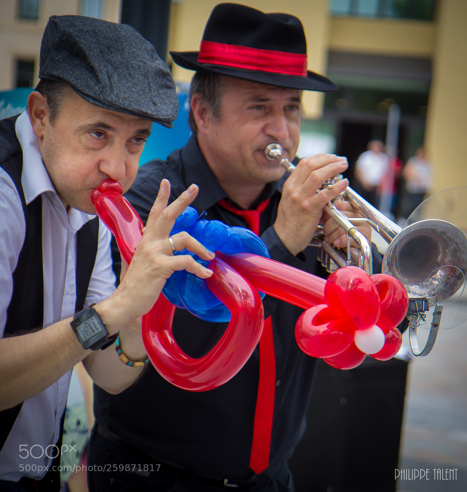 Canon EOS 60D sample photo. Baloon trumpet player photography