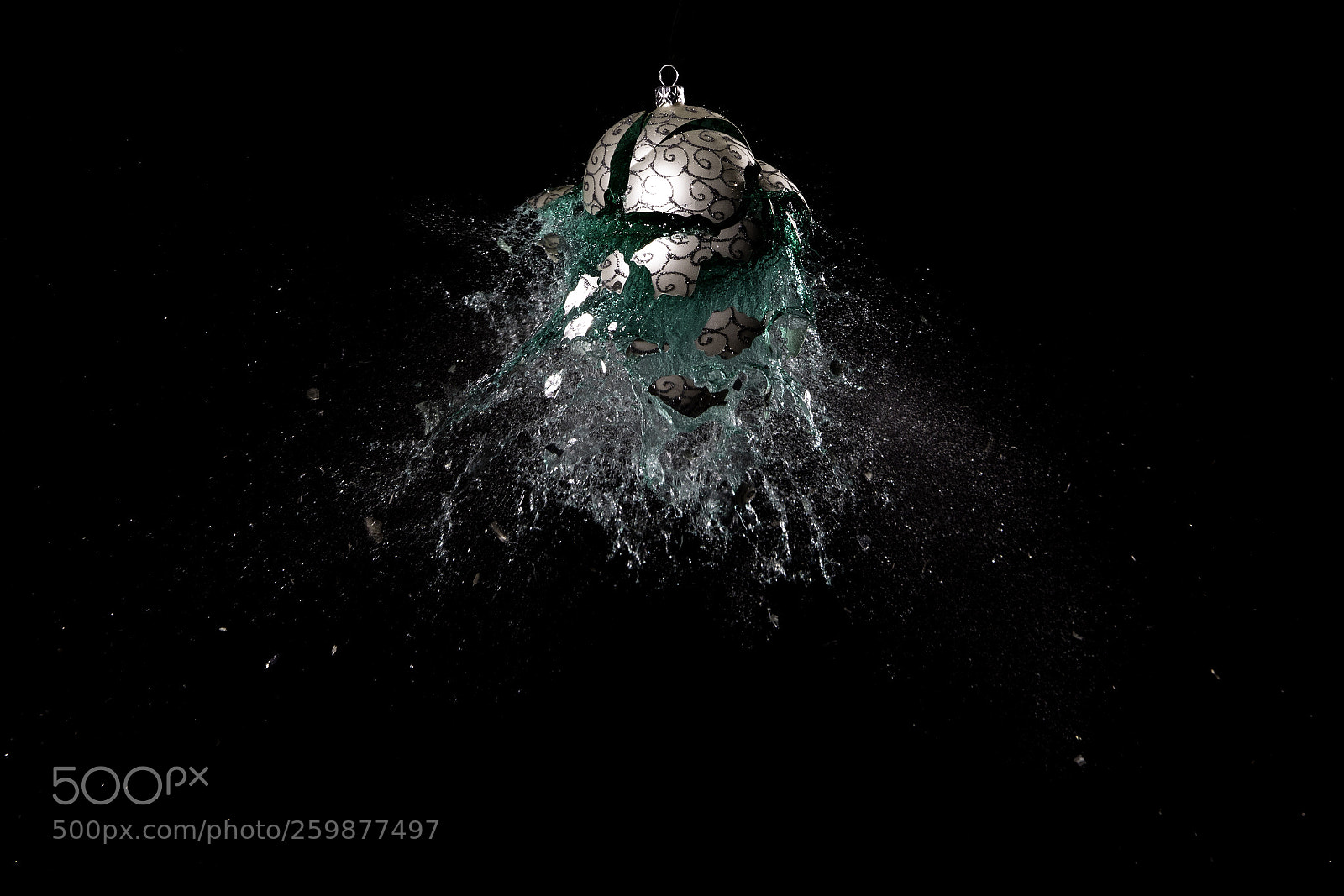 Canon EOS 5D Mark IV sample photo. Christmas ball filled with photography