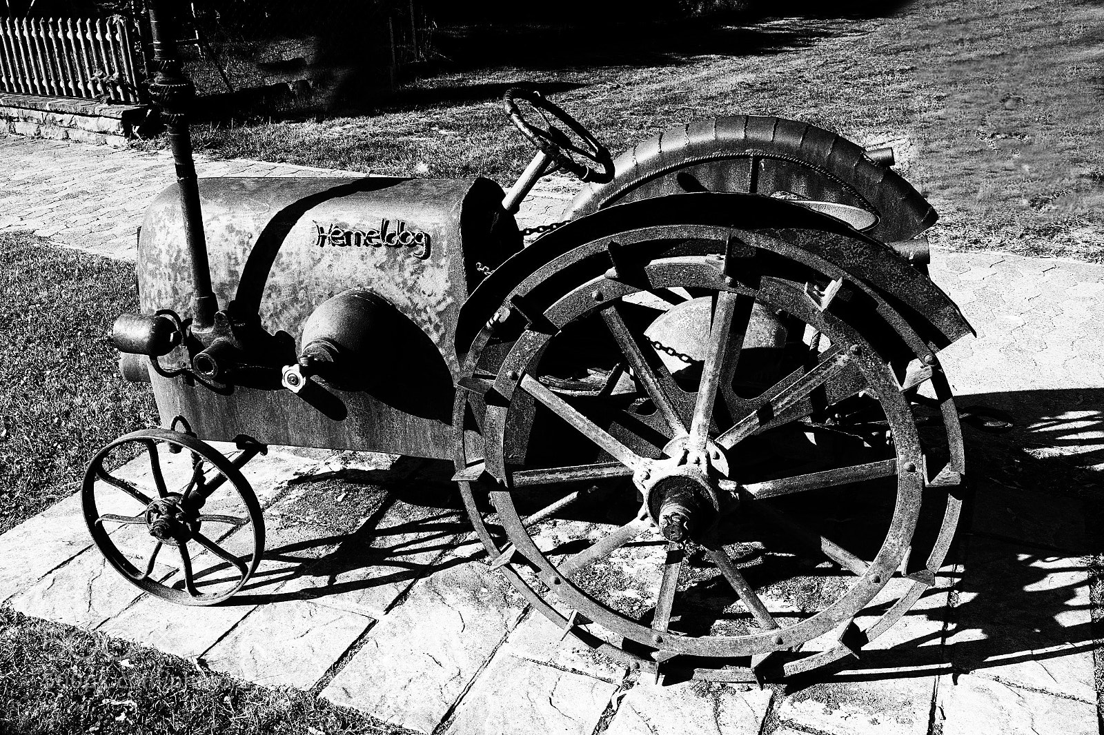 Sony Cyber-shot DSC-RX10 IV sample photo. Alter trecker - old photography