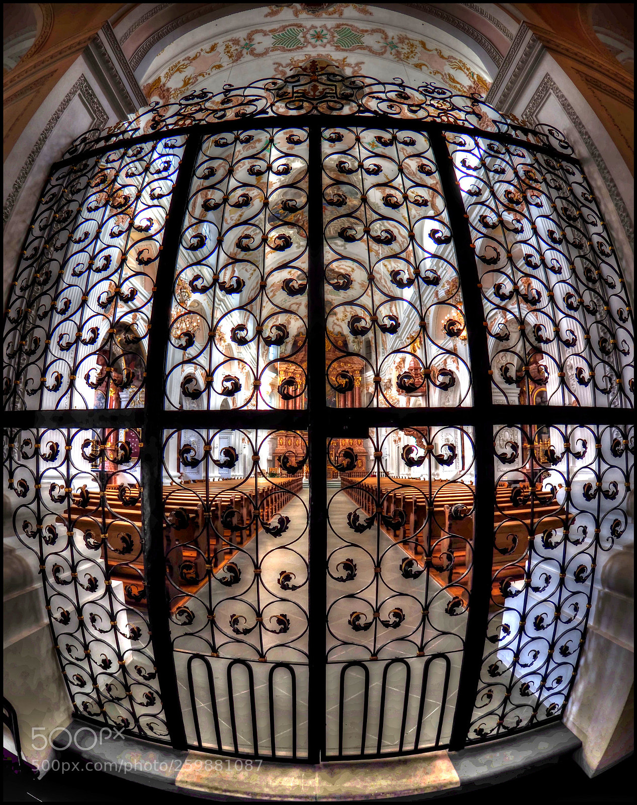 Olympus OM-D E-M1 Mark II sample photo. In der kirche photography