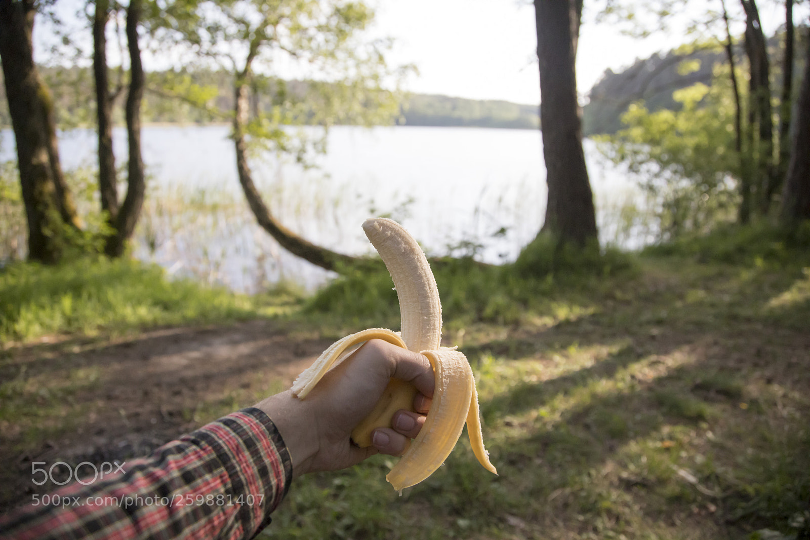 Canon EOS 5D Mark IV sample photo. Man holds banana in photography