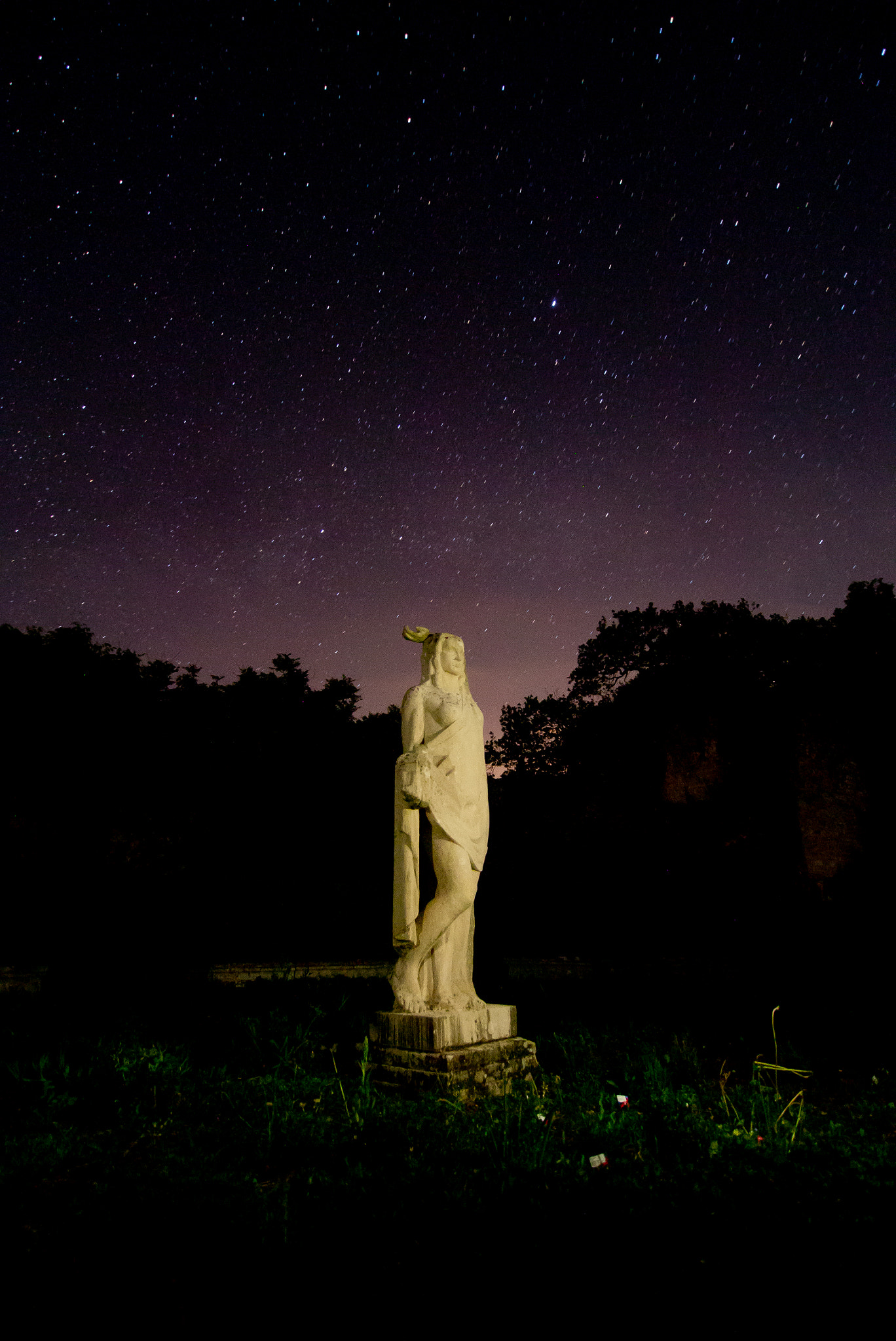 Panasonic Lumix DMC-GX1 sample photo. Statue in montreuil-bonnin's castle's park photography