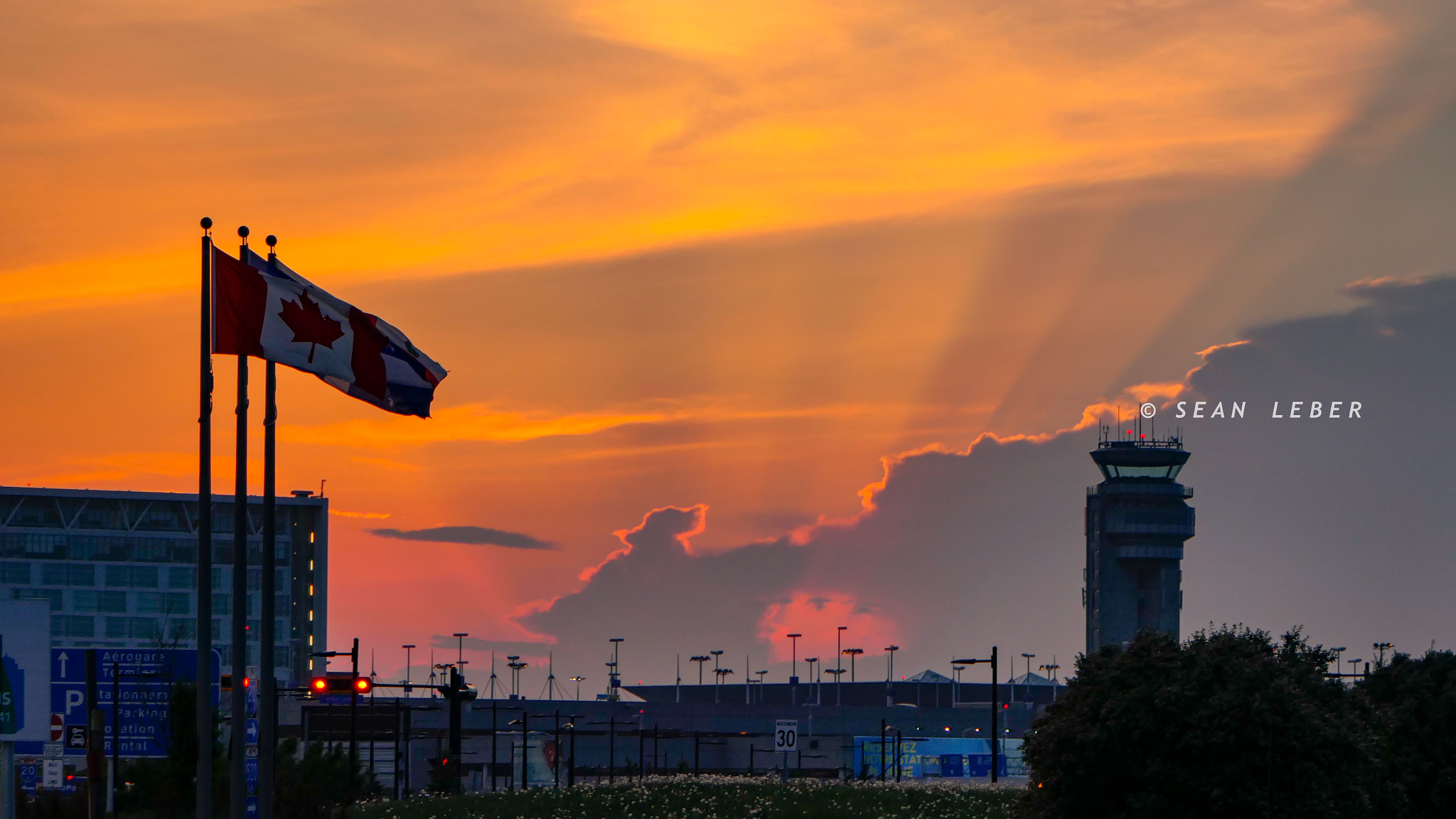 Panasonic Lumix DMC-FZ2500 (Lumix DMC-FZ2000) sample photo. Sunset at yul airport photography