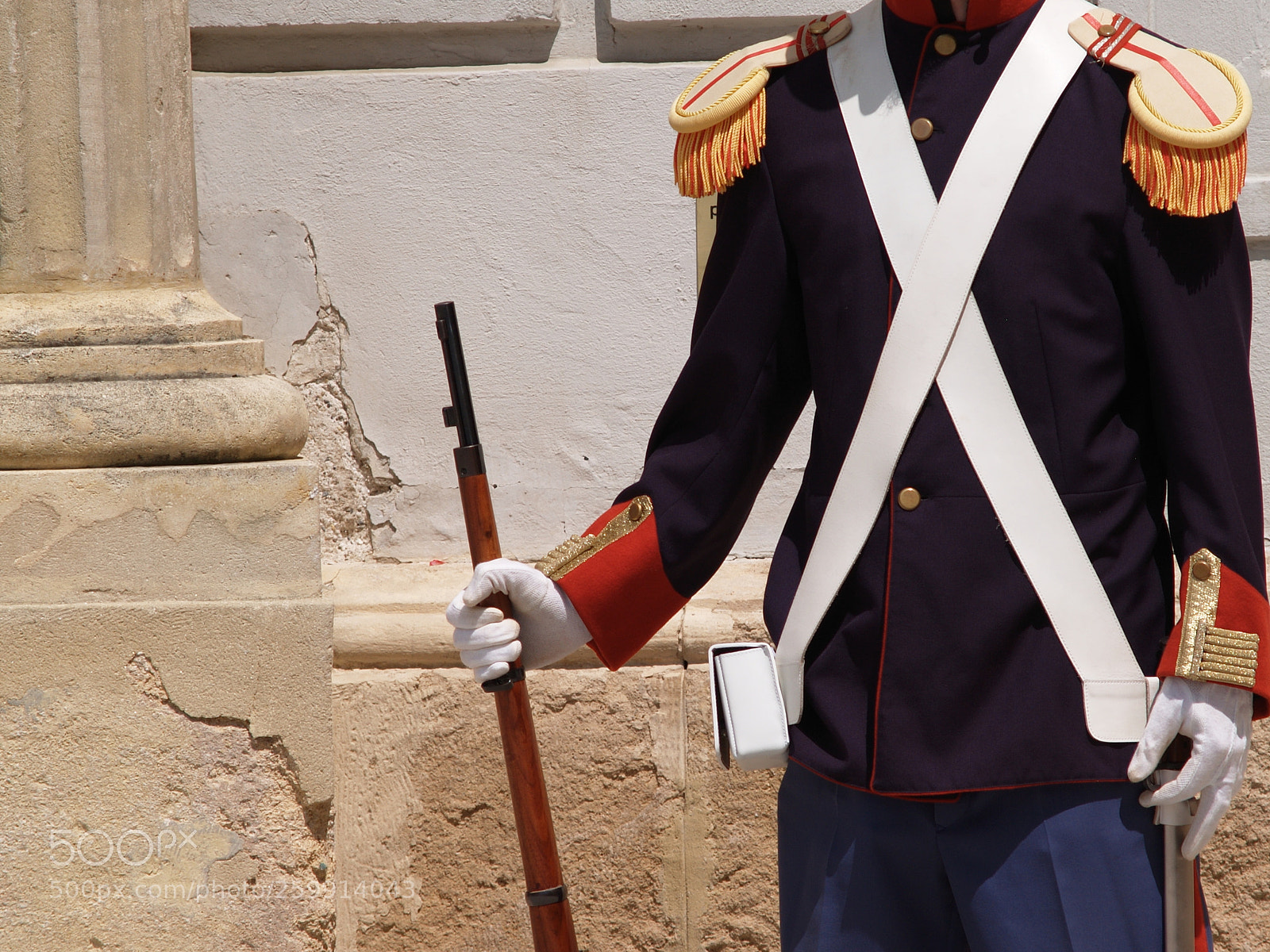 Olympus E-300 (EVOLT E-300) sample photo. Guarding in colors photography