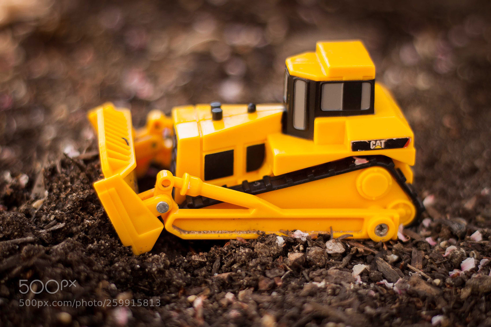 Canon EOS 500D (EOS Rebel T1i / EOS Kiss X3) sample photo. Toy bulldozer on work photography