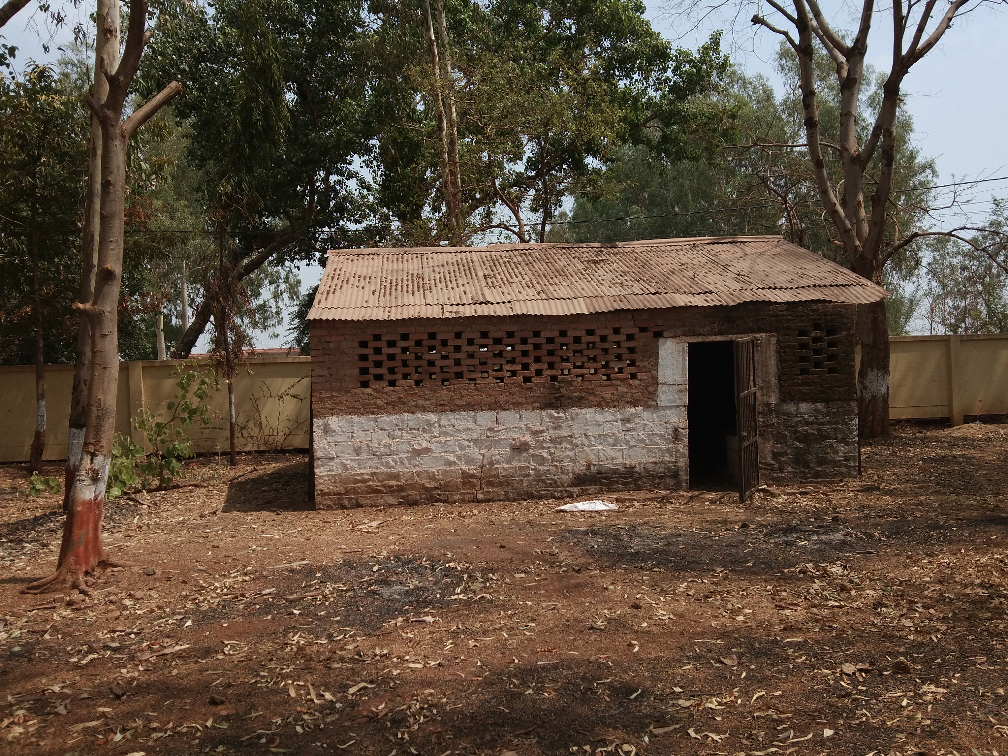 vivo 1724 sample photo. The vintage yard and the hut photography