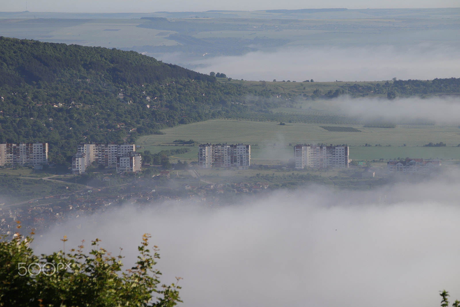 Canon EOS 800D (EOS Rebel T7i / EOS Kiss X9i) + Canon TS-E 90mm F2.8 Tilt-Shift sample photo. The fog and the city photography