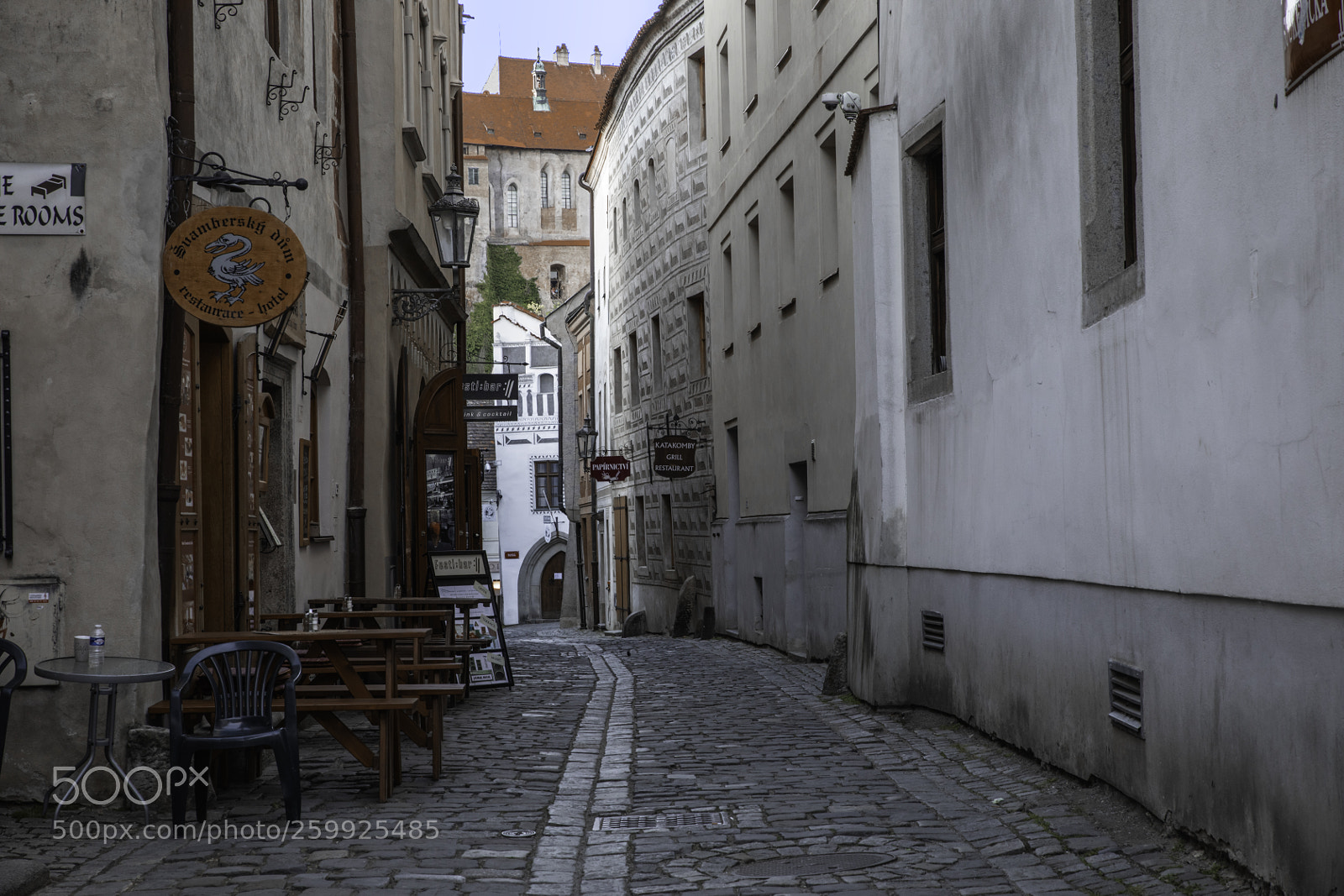 Canon EOS 5D Mark IV sample photo. A romantic street photography