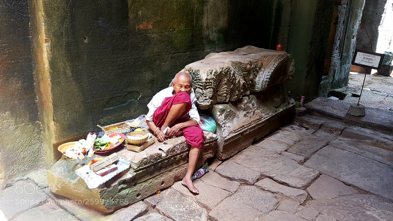 Samsung Galaxy S7 Edge sample photo. Old temple lady photography