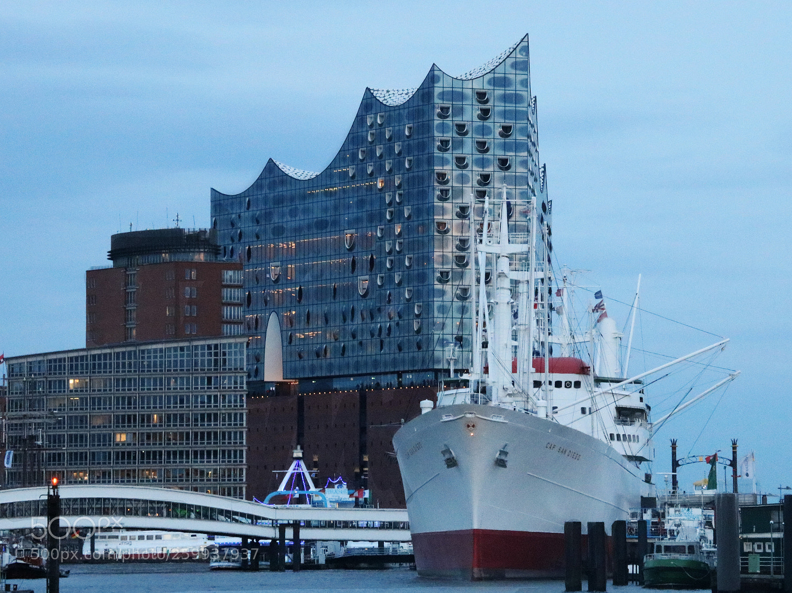 Canon EOS 750D (EOS Rebel T6i / EOS Kiss X8i) sample photo. Elbphilharmonie photography