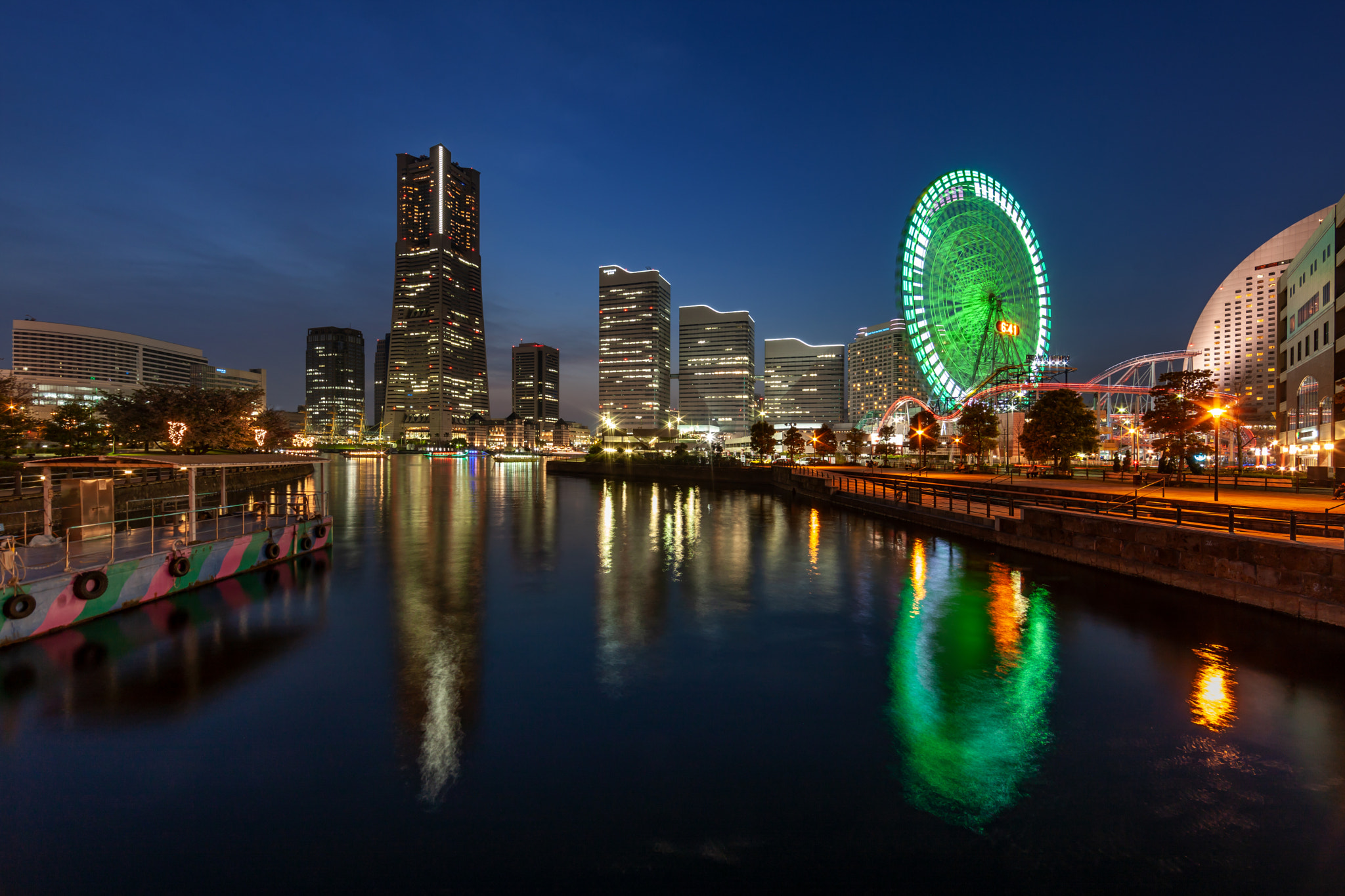 Canon EOS-1Ds Mark III sample photo. Yokohama minato mirai 21 with ferris wheel at nigh photography