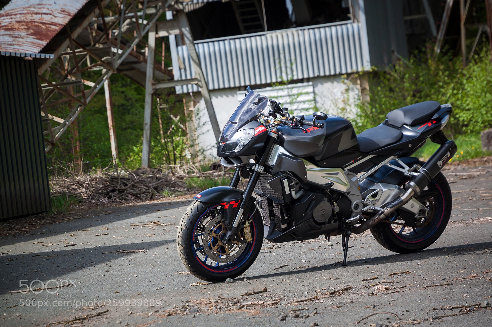 Canon EOS 500D (EOS Rebel T1i / EOS Kiss X3) sample photo. Aprilia tuono old factory photography