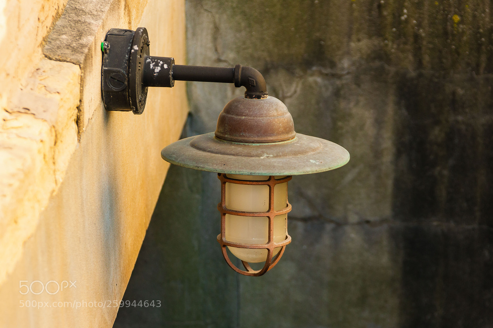 Canon EOS-1D Mark IV sample photo. Old outdoor light fixture photography