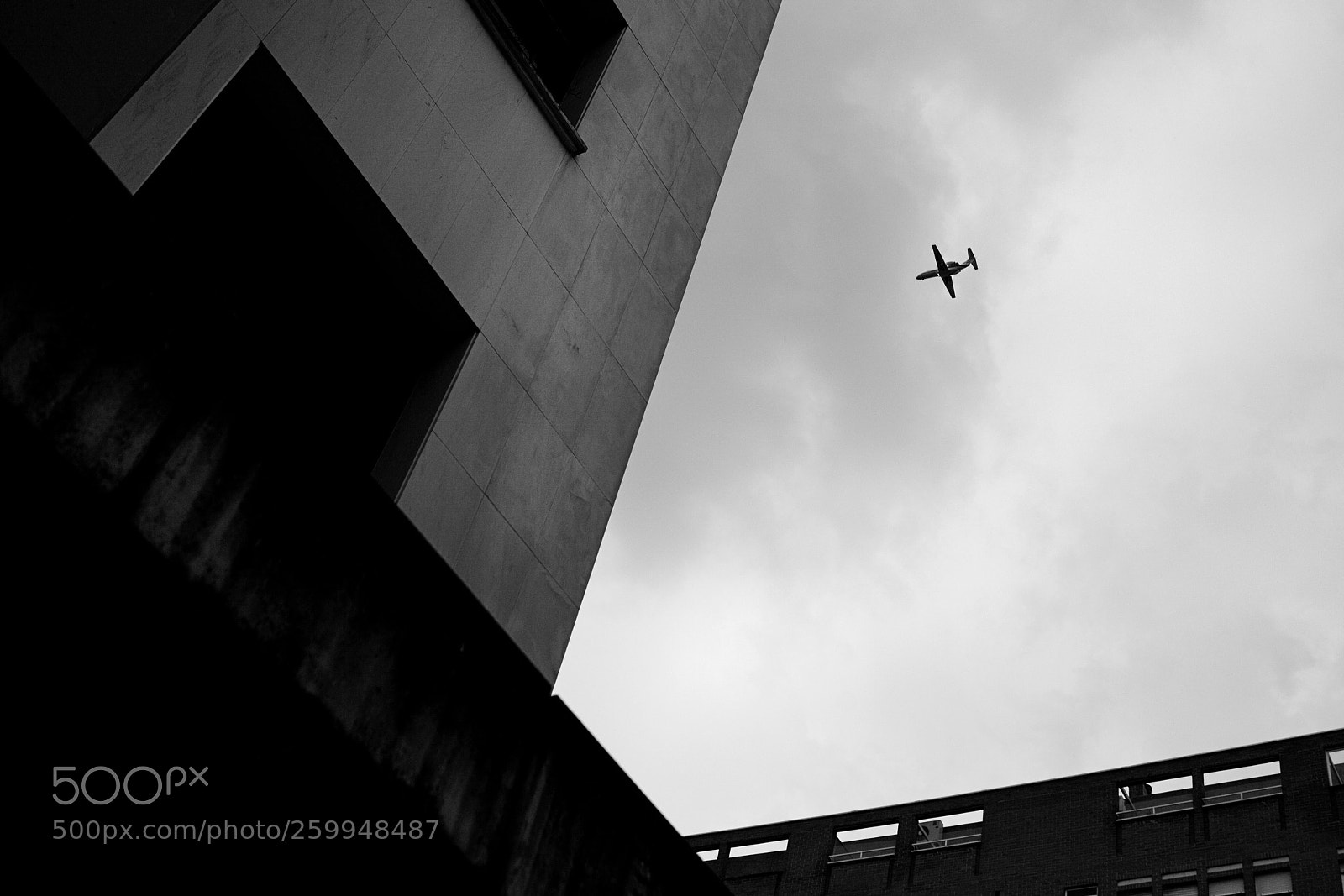 Canon EOS 5D Mark II sample photo. Airplane,lines photography