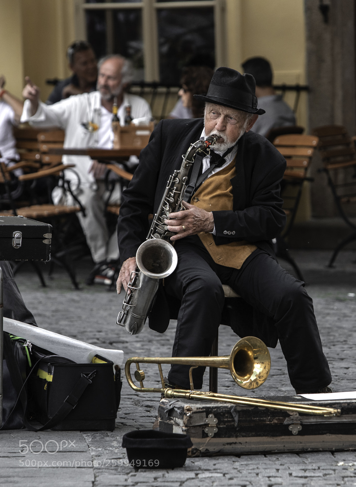 Canon EOS 5D Mark IV sample photo. Street musician photography