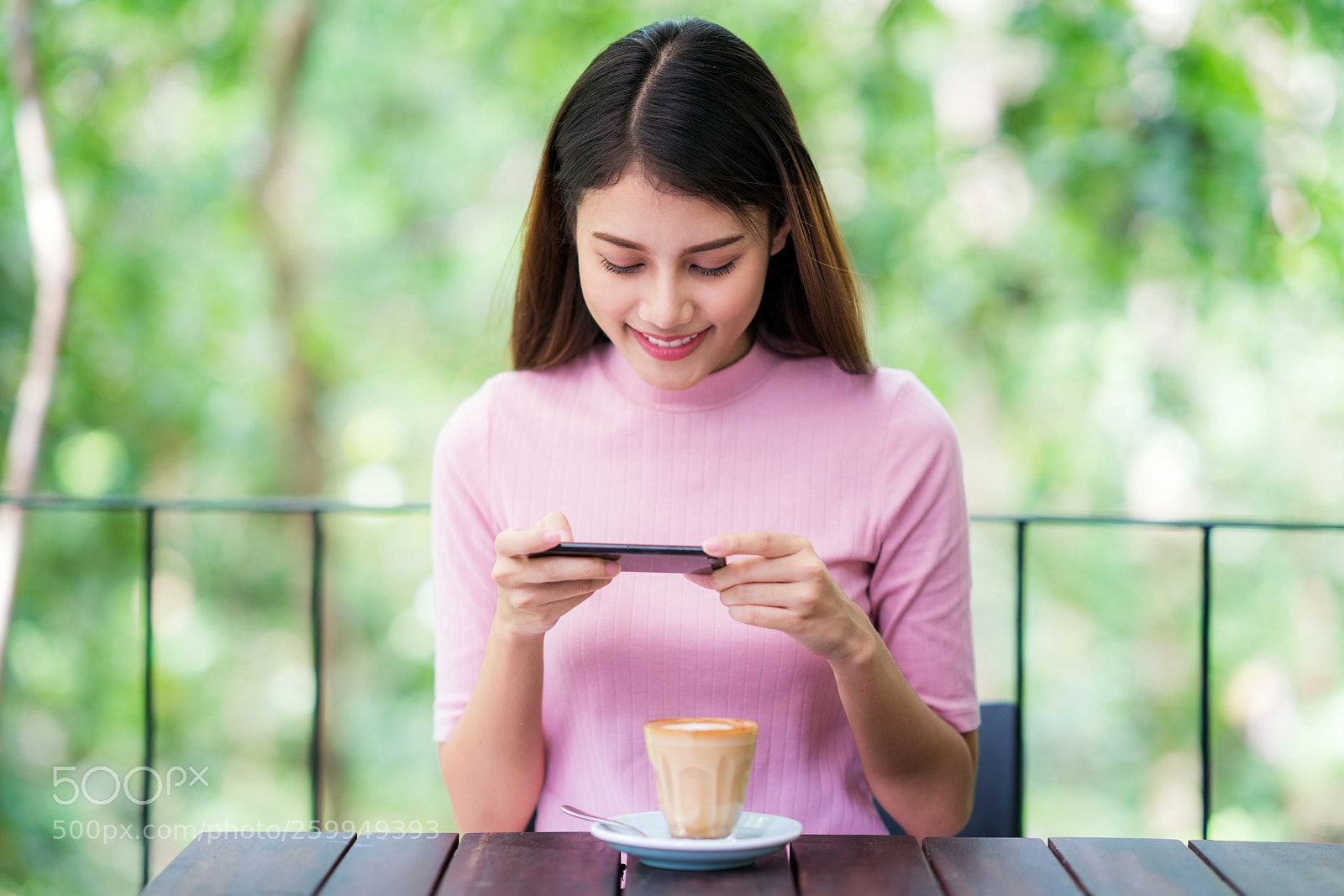 Sony a7R II sample photo. Asian lady use mobile photography