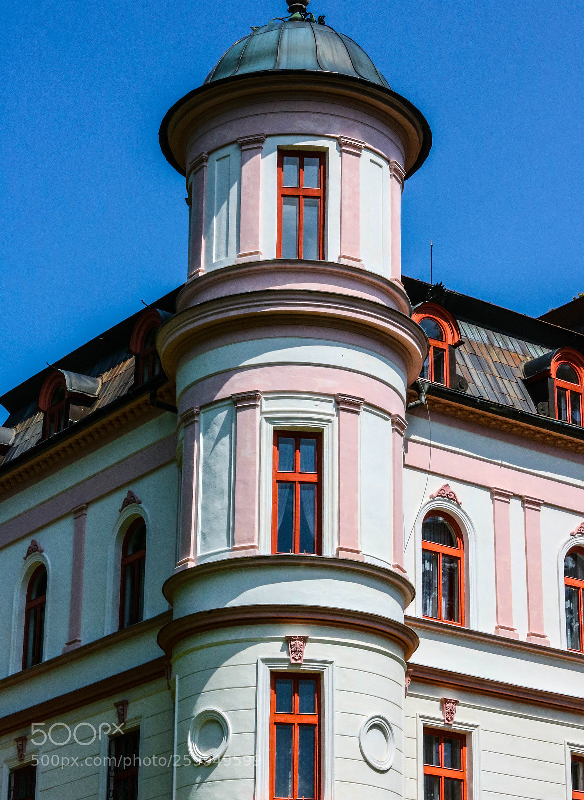 Canon EOS 750D (EOS Rebel T6i / EOS Kiss X8i) sample photo. Red windows photography