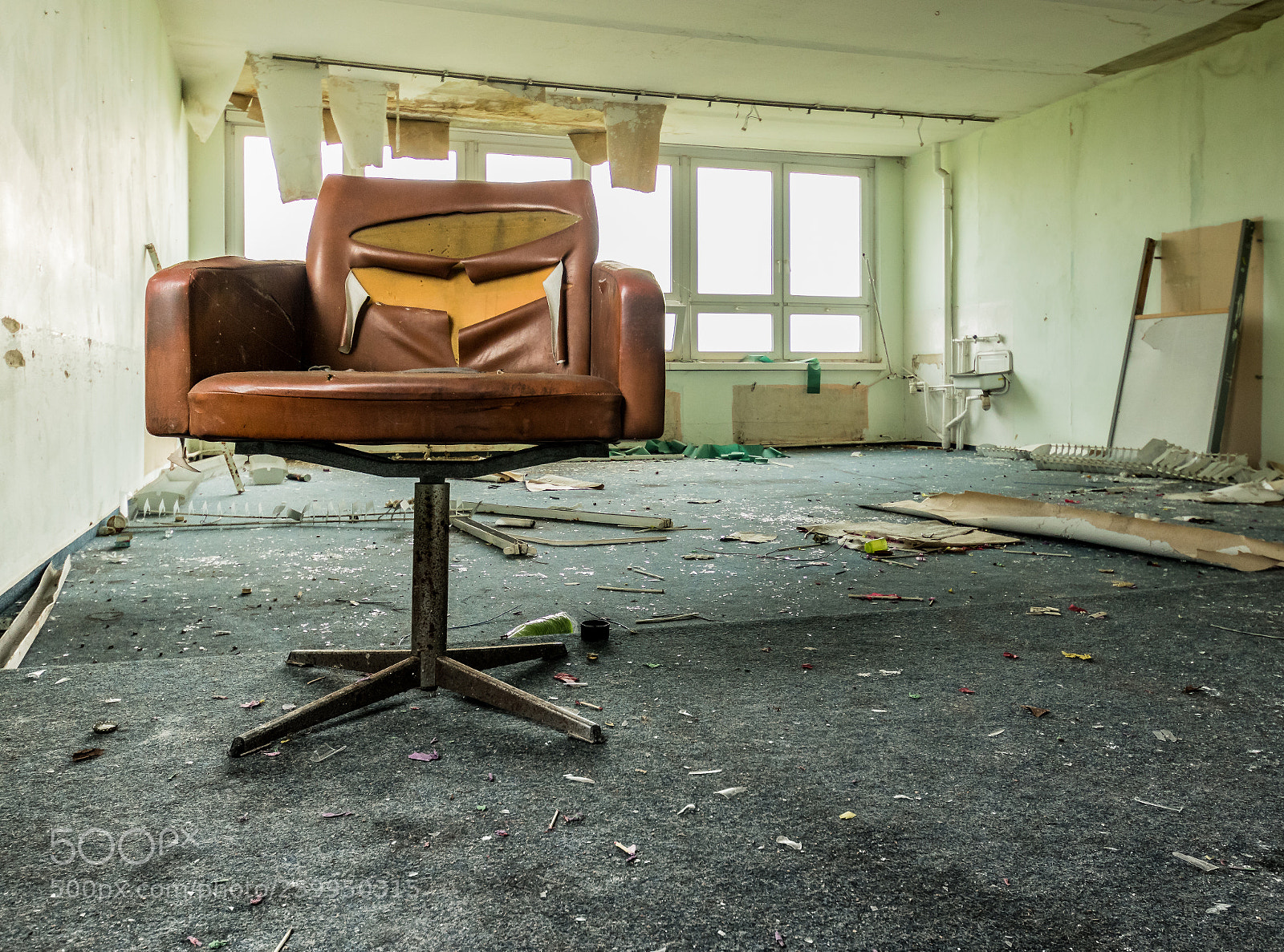 Canon EOS 80D sample photo. Teachers chair - lost photography