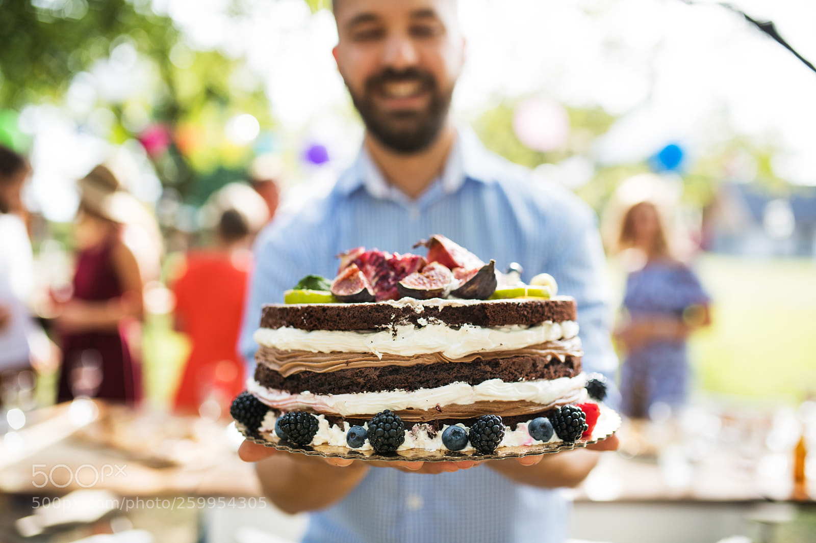 Nikon D5 sample photo. Man with a cake photography