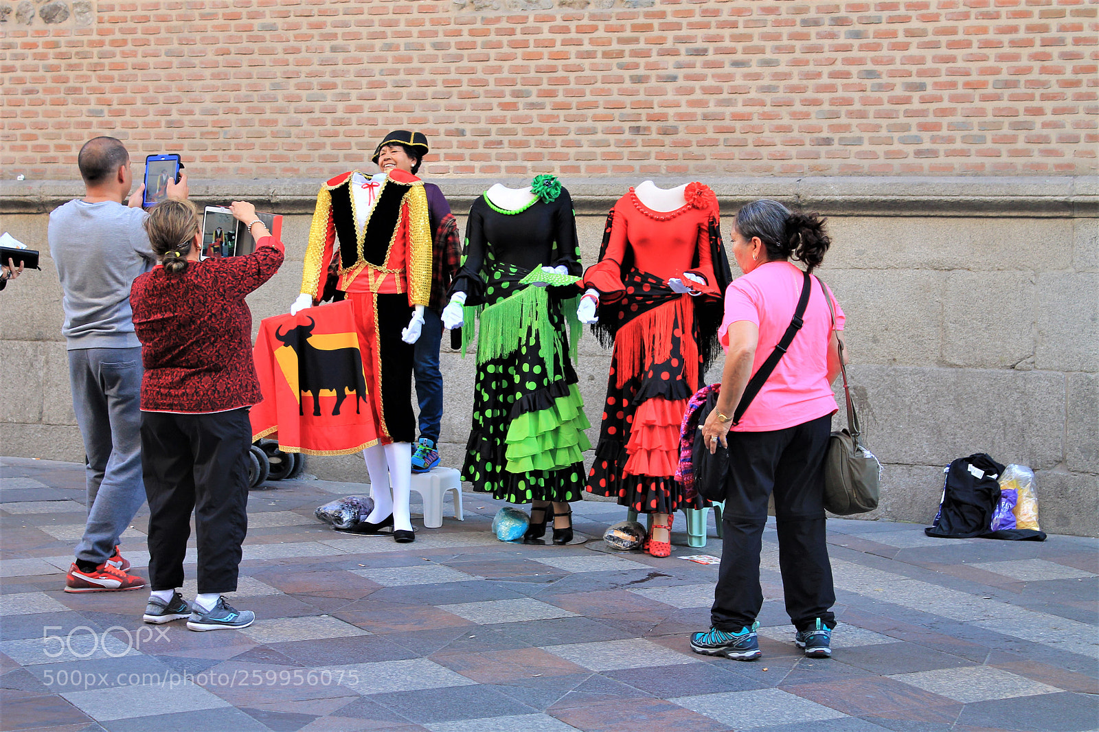 Canon EOS 1100D (EOS Rebel T3 / EOS Kiss X50) sample photo. Tourists in madrid photography
