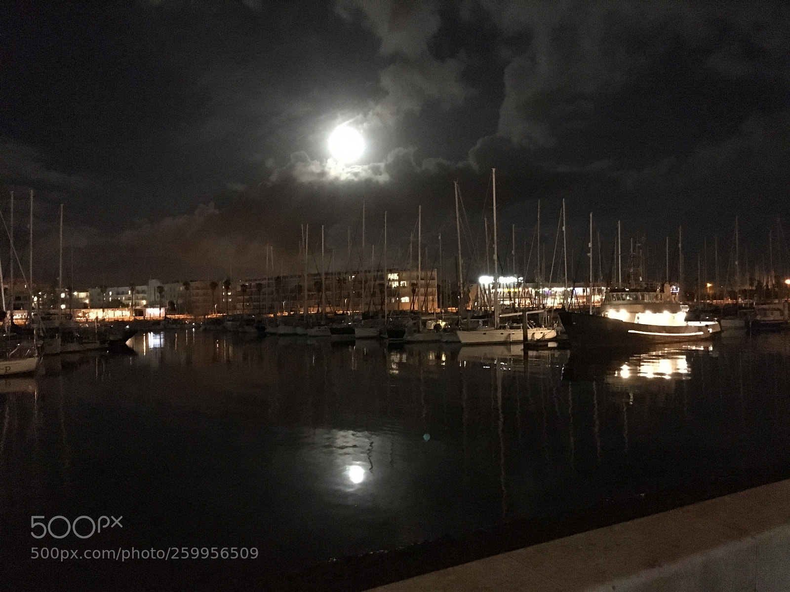 Apple iPhone SE sample photo. Moonrise in lagos photography