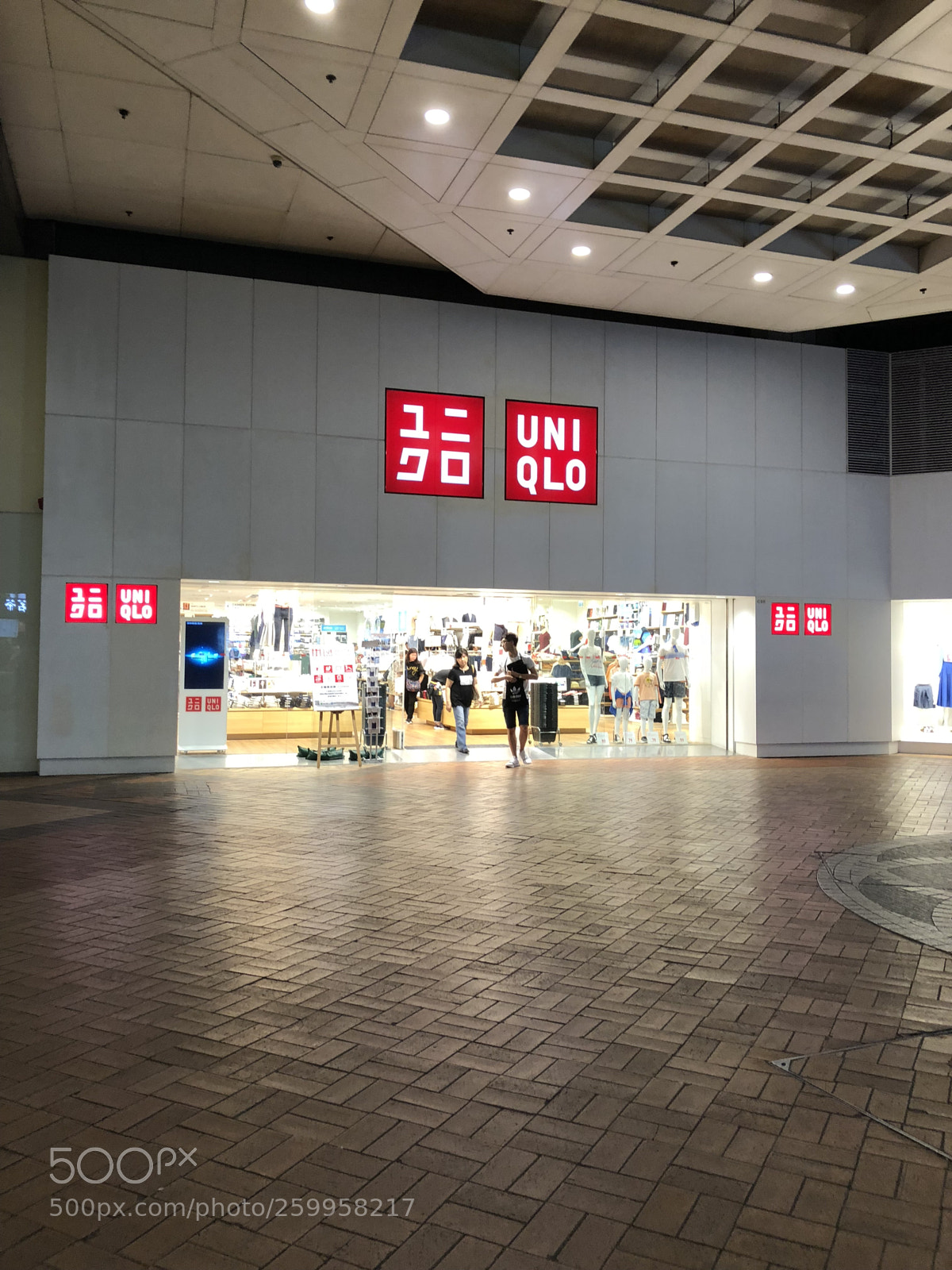 Apple iPhone 8 Plus sample photo. Uniqlo photography