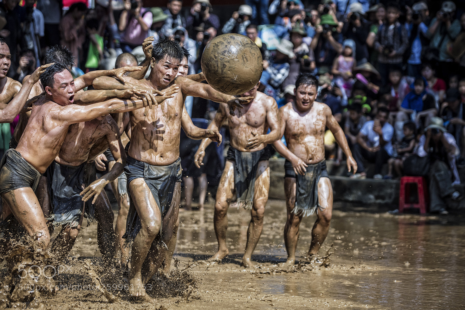 Canon EOS 5DS sample photo. Muddy ball wrestling photography